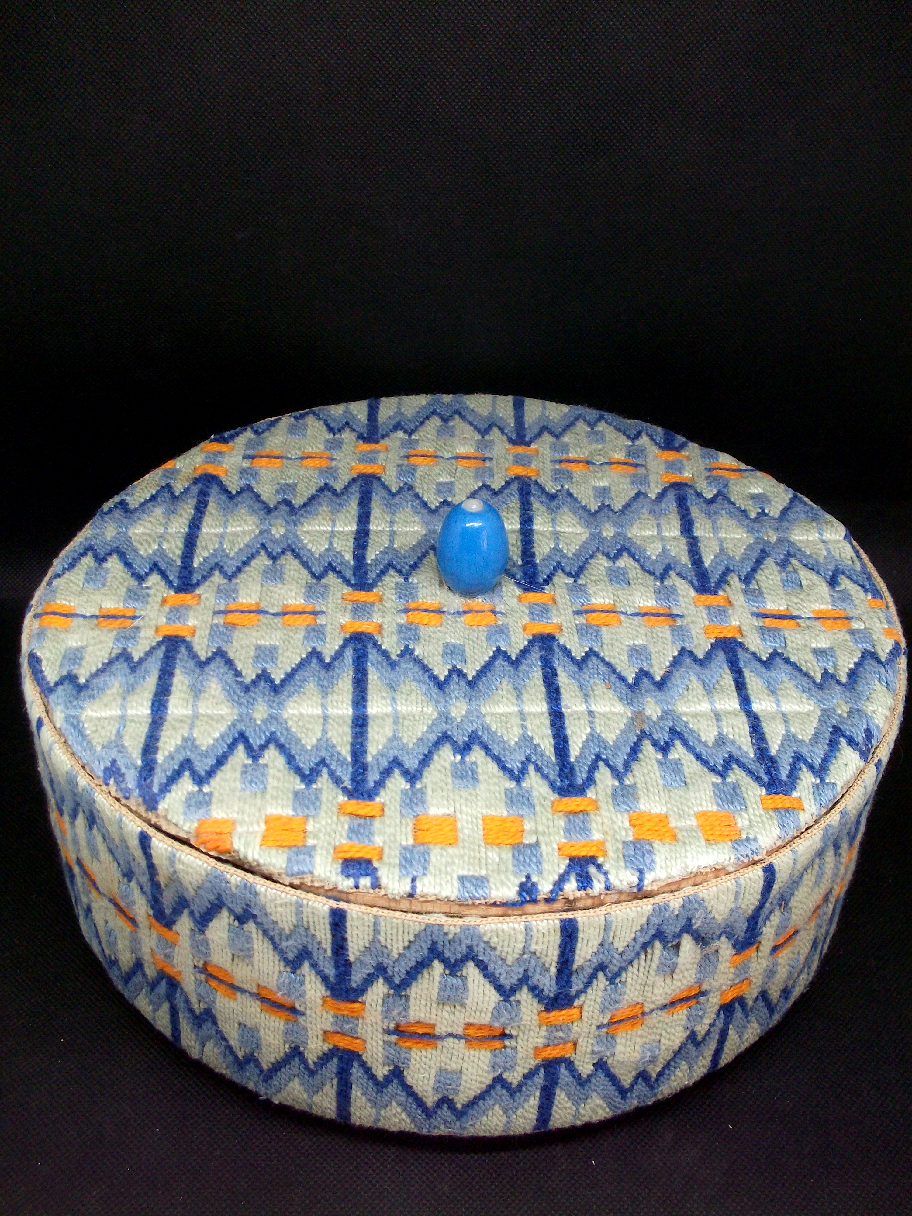 I covered this round wooden box with a nice embroidery. I made this