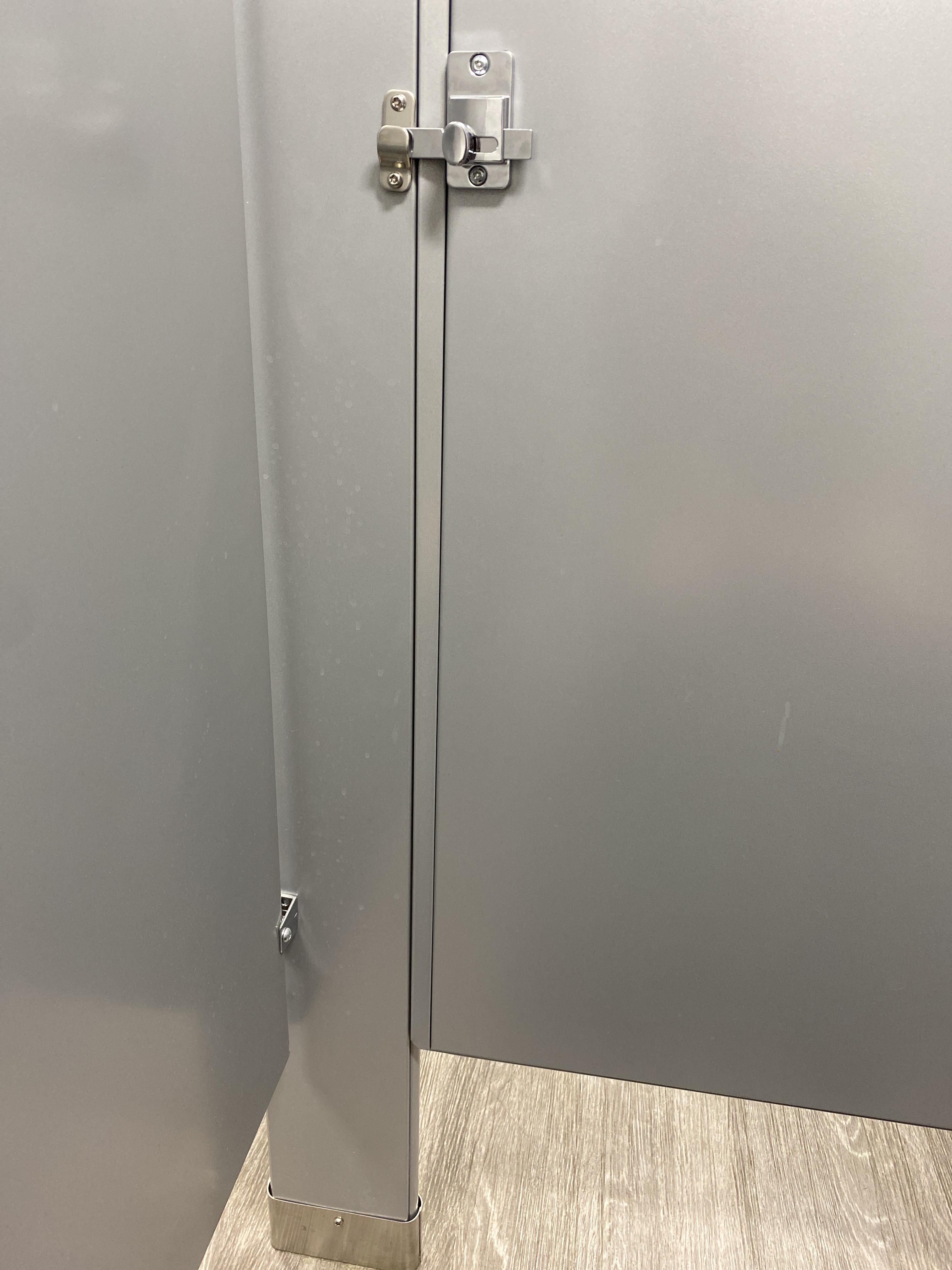 These new bathroom stall doors don’t have gaps on the sides (USA) r