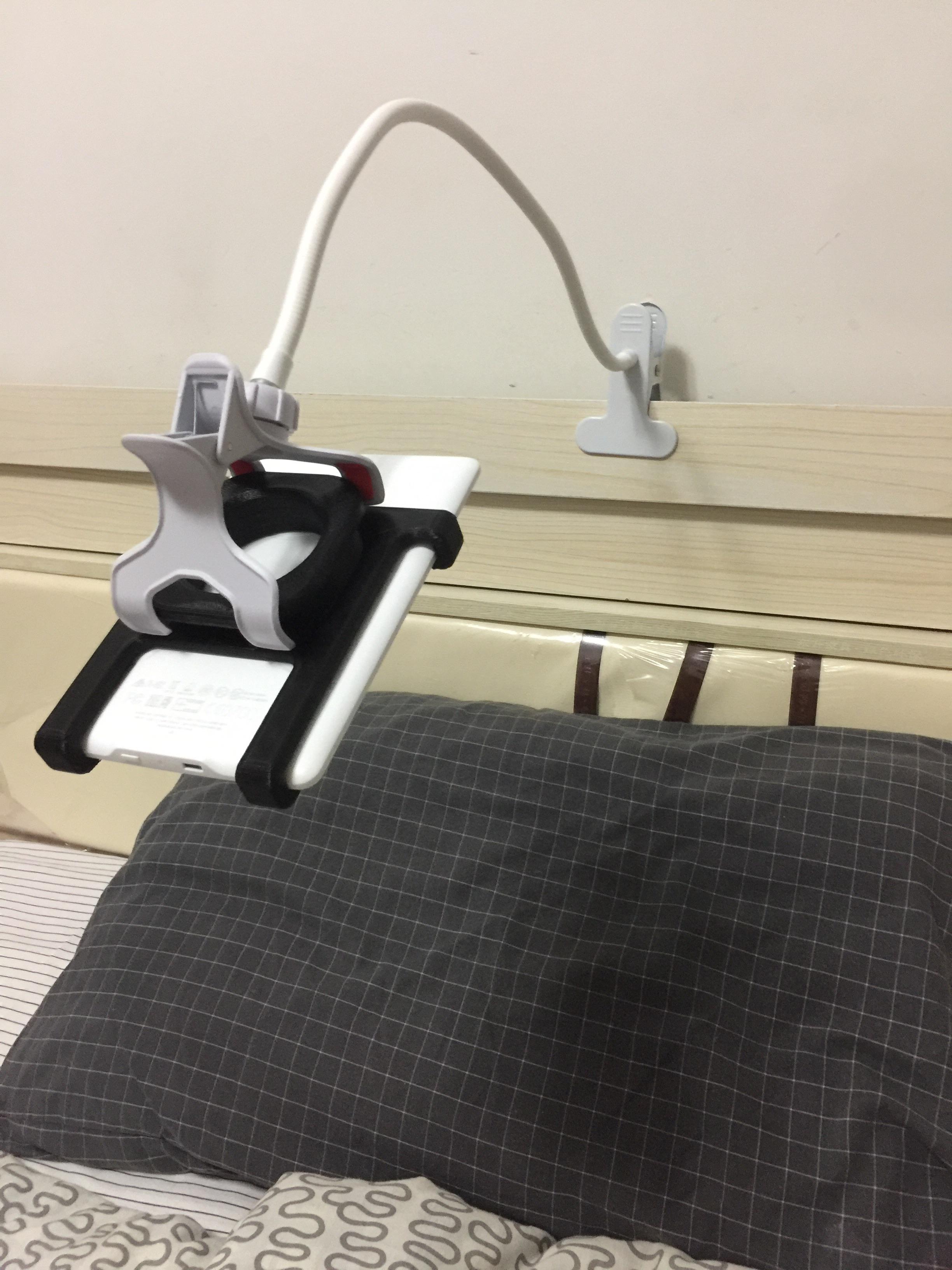Transform a phone holder in a Kindle holder to read lay