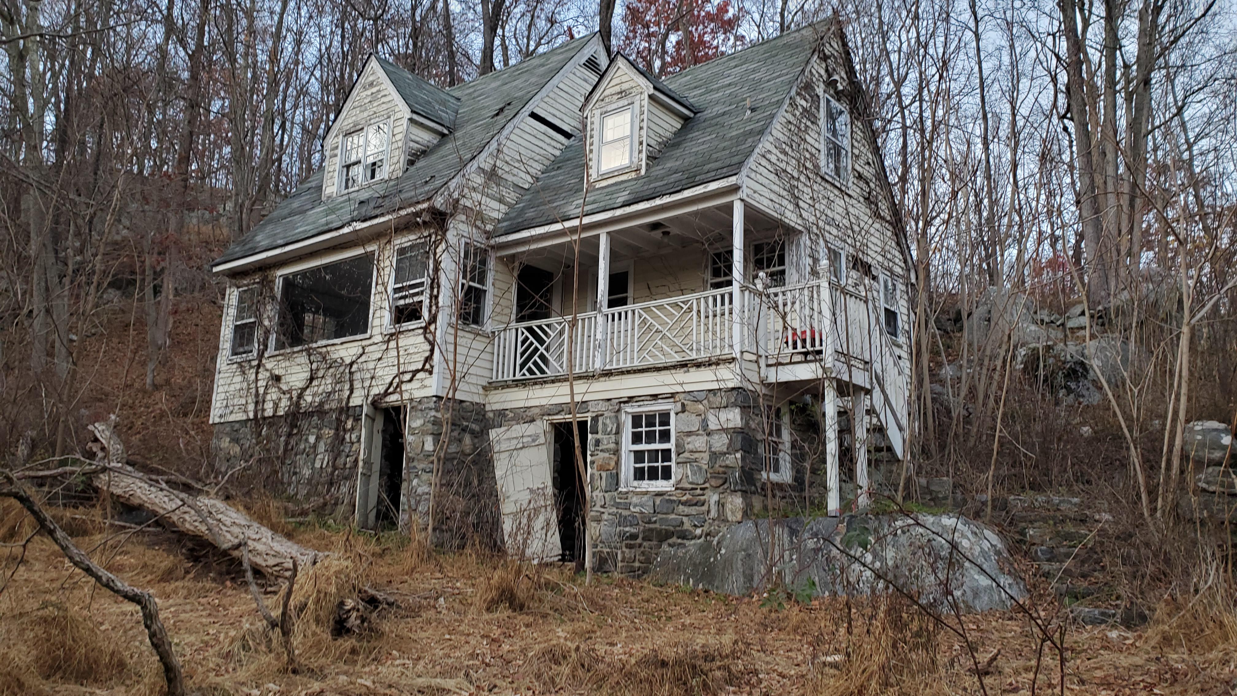 House, Putnam Valley, NY [OC] r/AbandonedPorn