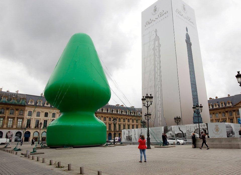 Old Christmas Tree in Paris looks like a Giant Butt Plug r/Pareidolia