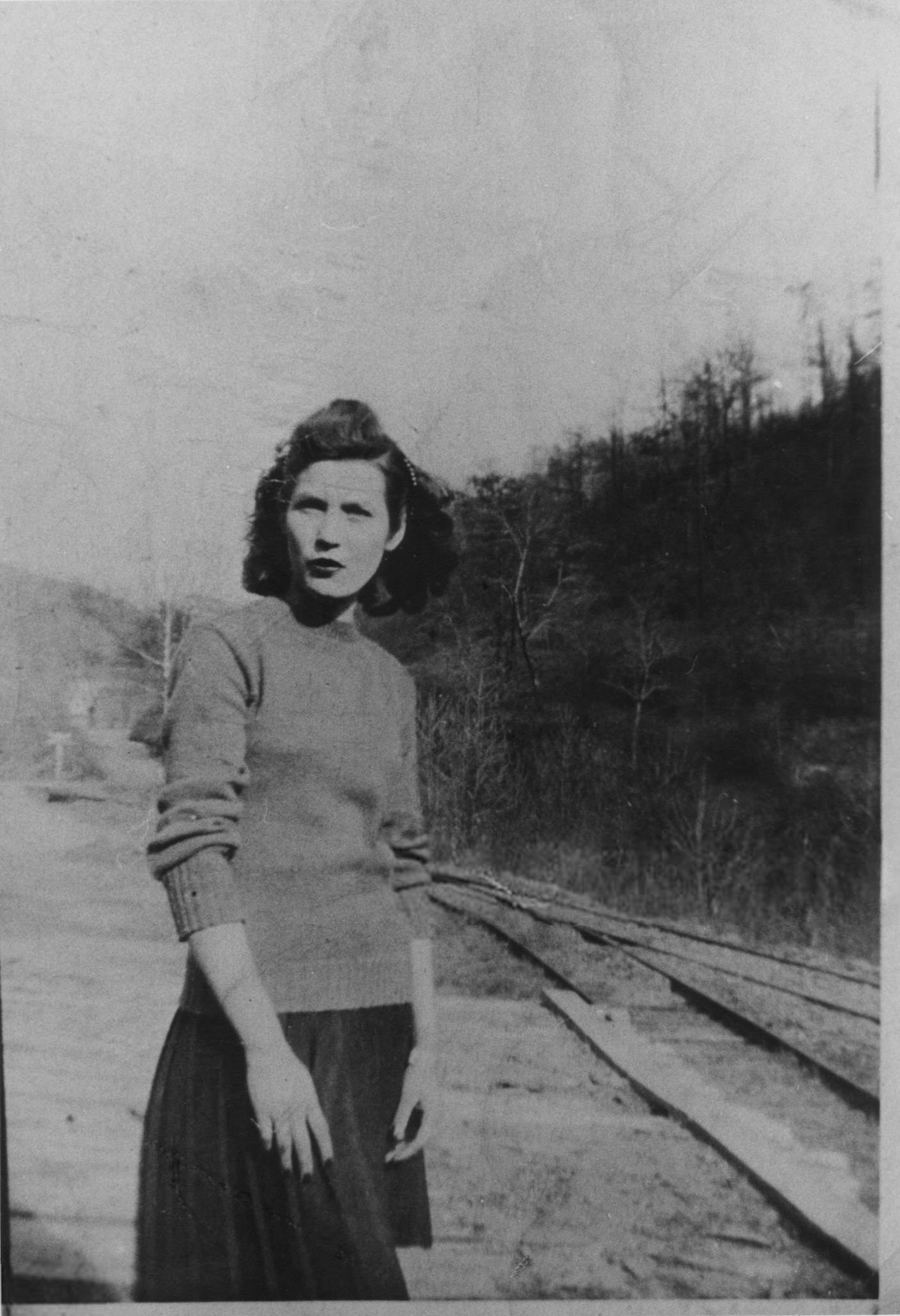 Loretta Lynn as a teenager in Butcher Holler, Kentucky, 1950 r