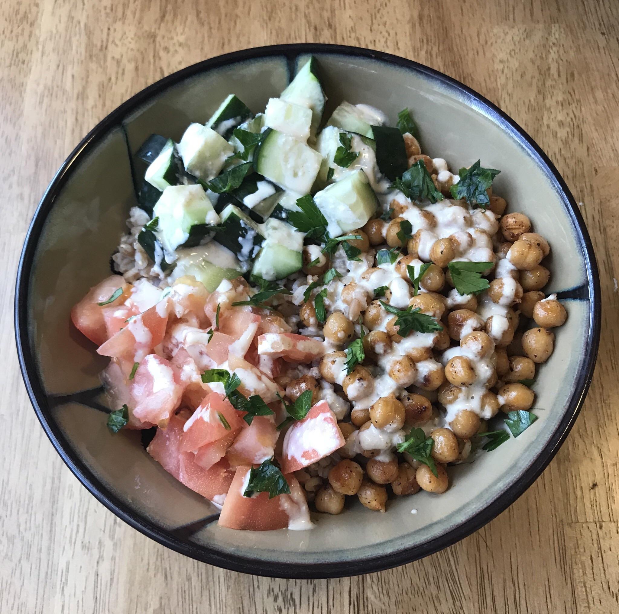 MEDITERRANEAN FARRO SALAD WITH SPICED CHICKPEAS r/veganrecipes