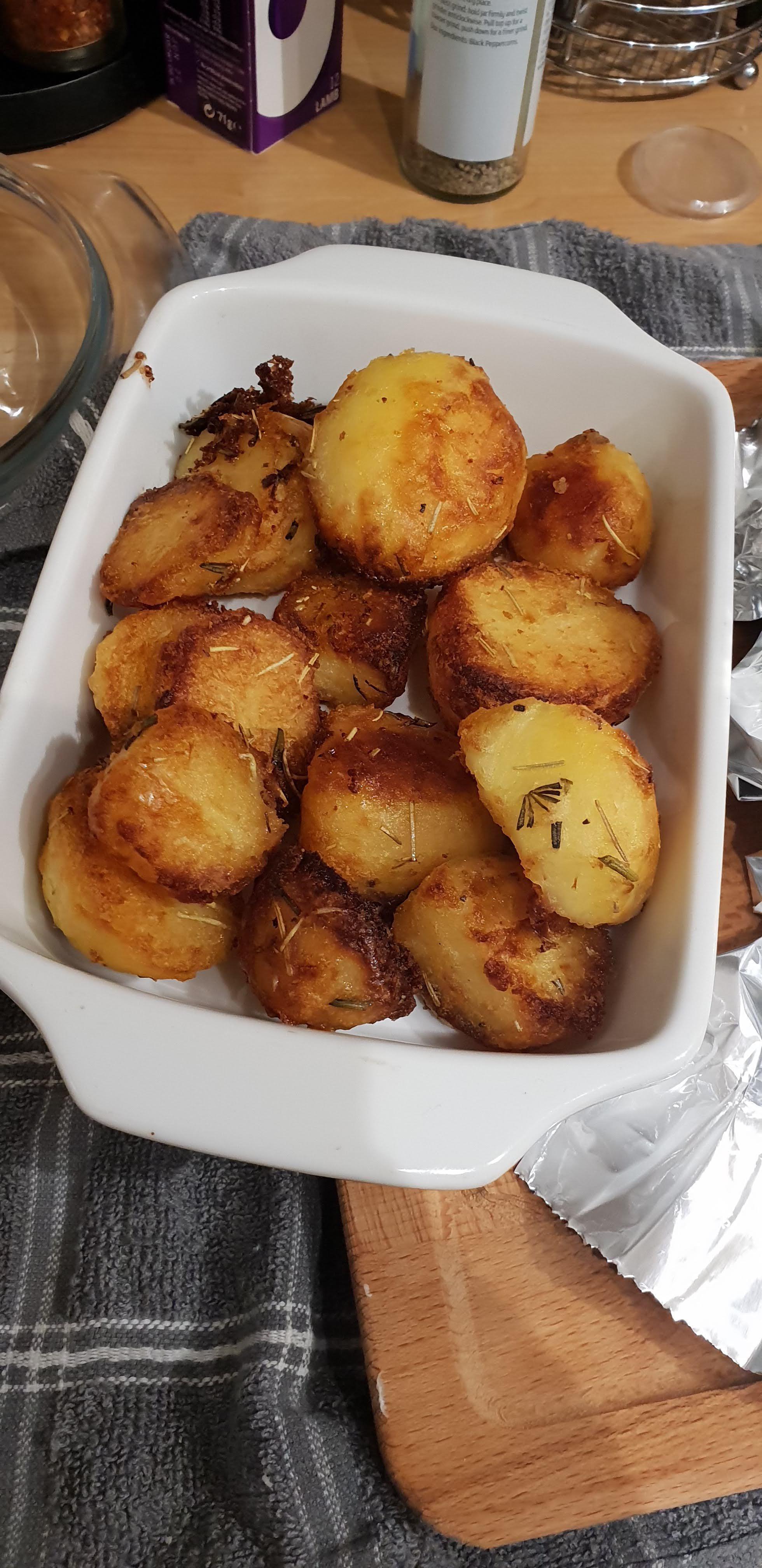 [Homemade] Roast Potatoes with Rosemary r/food