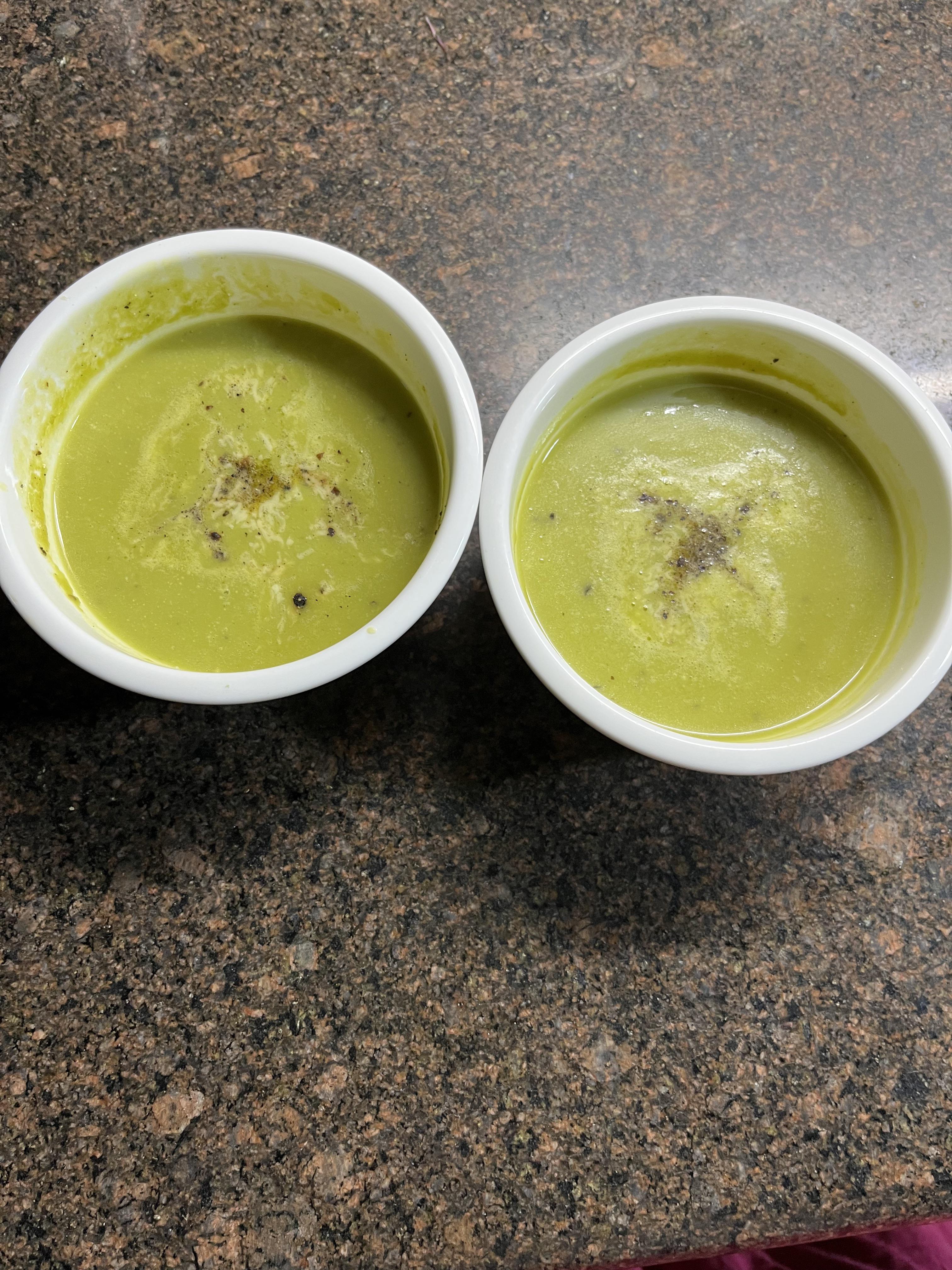 Healthy green pea soup I made today r/mom18recipes