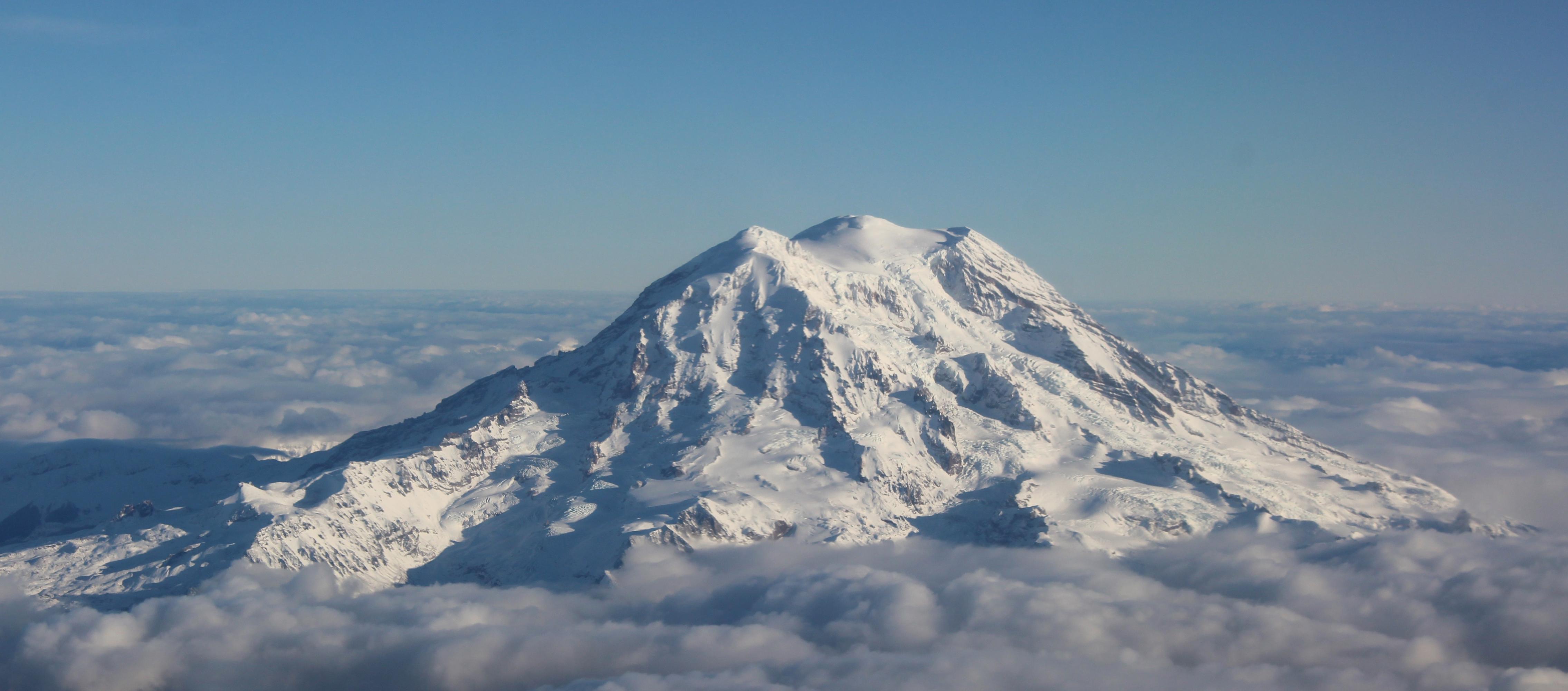 Mt. Rainier above the clouds [OC][4540x2000] r/EarthPorn