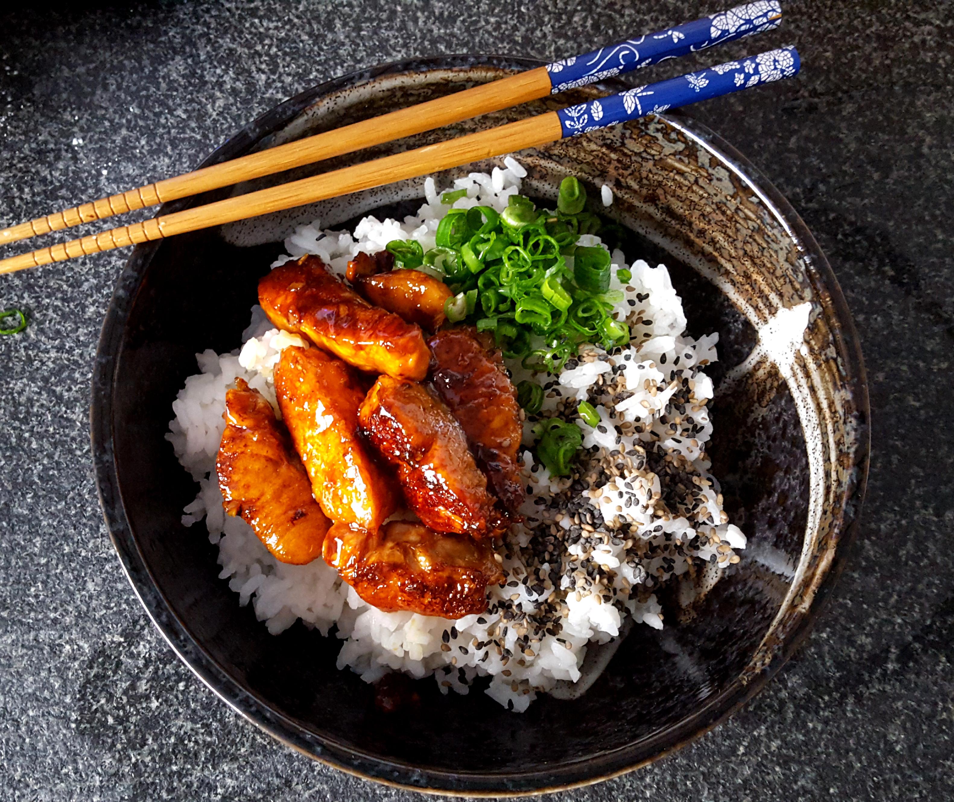 [Homemade] Teriyaki Salmon Donburi with Spring Onion and Gomashio r/food