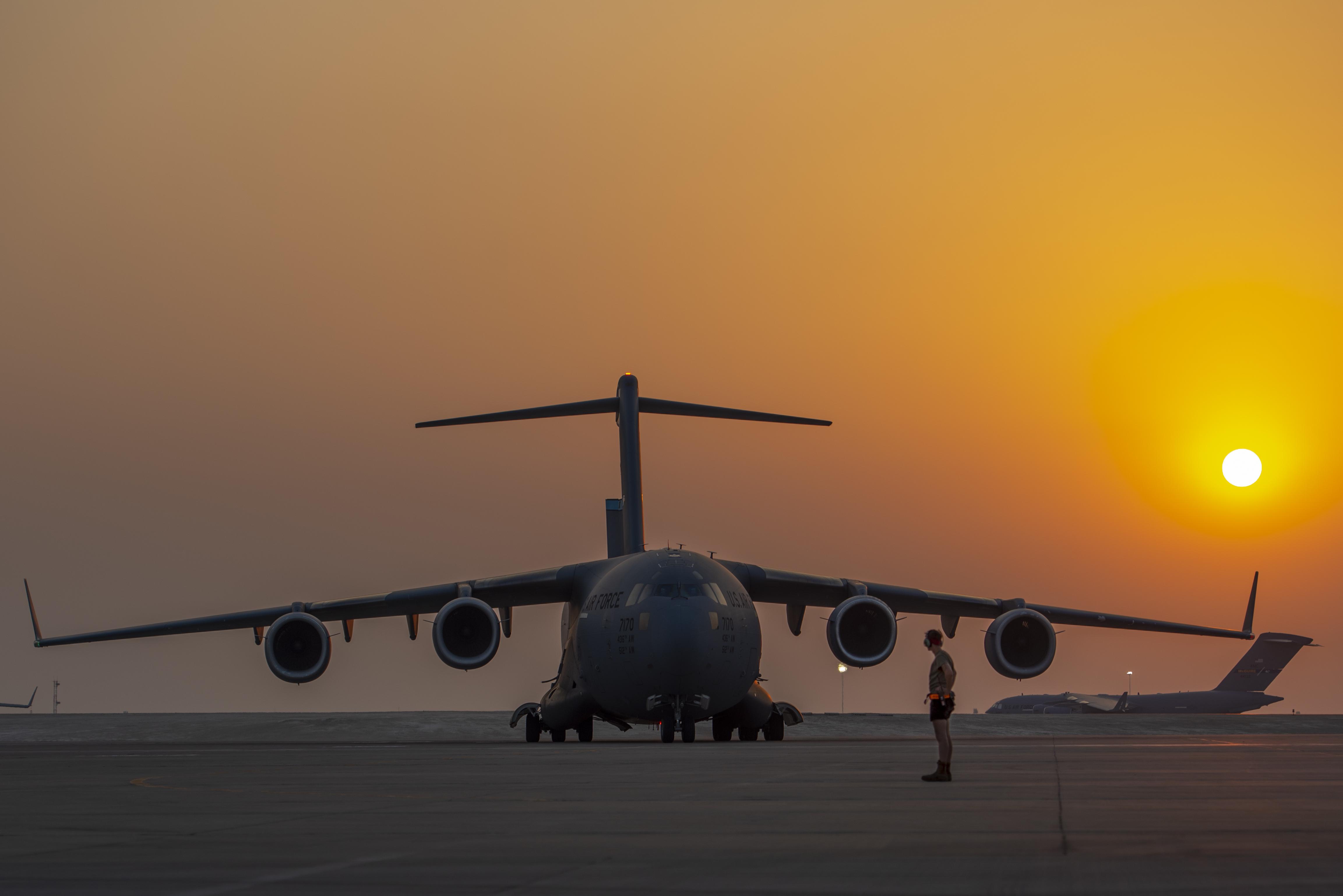 C17 on the flightline of Al Udeid Air Base, Qatar [4610x3077] r