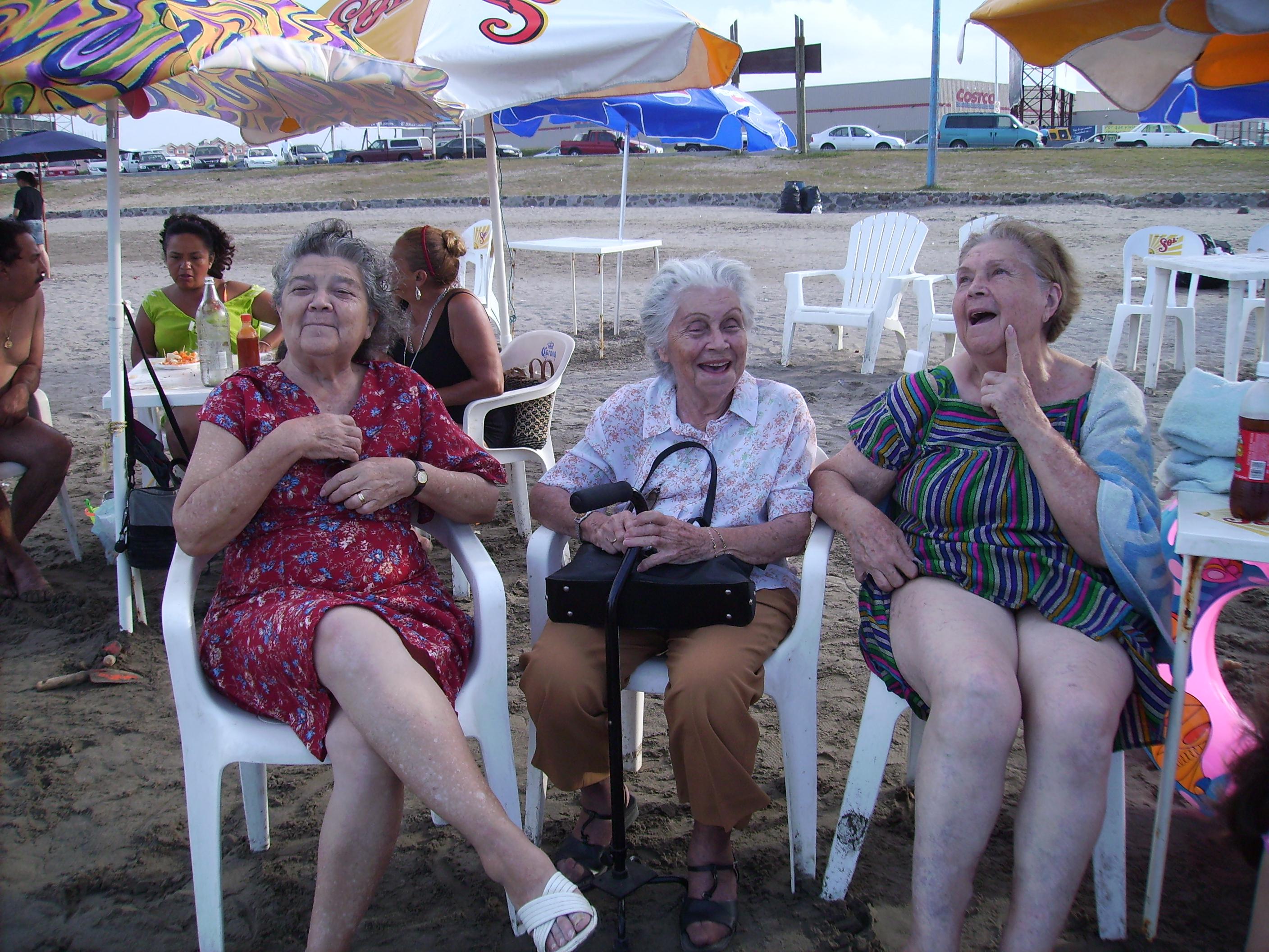 1 best u/snec images on Pholder | My late grandma (middle) and her sisters having fun at the beach