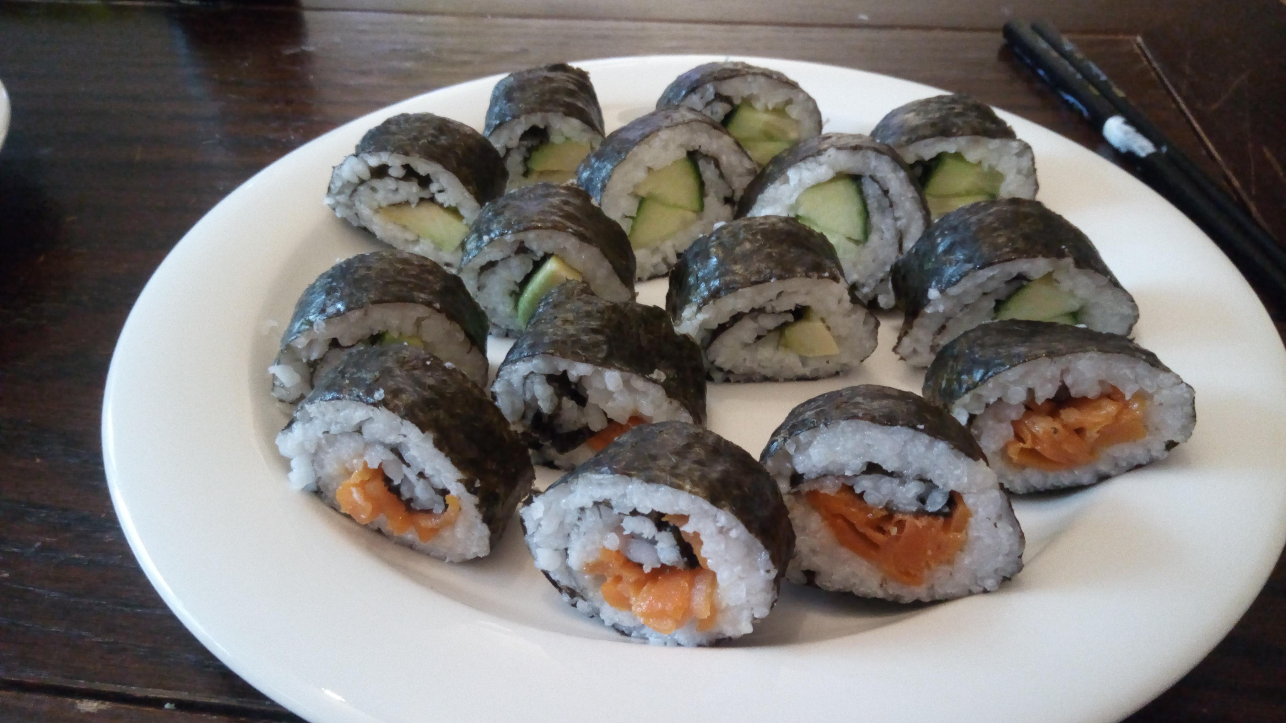 Homemade "salmon", avocado and cucumber sushi rolls 🍣 r/vegan