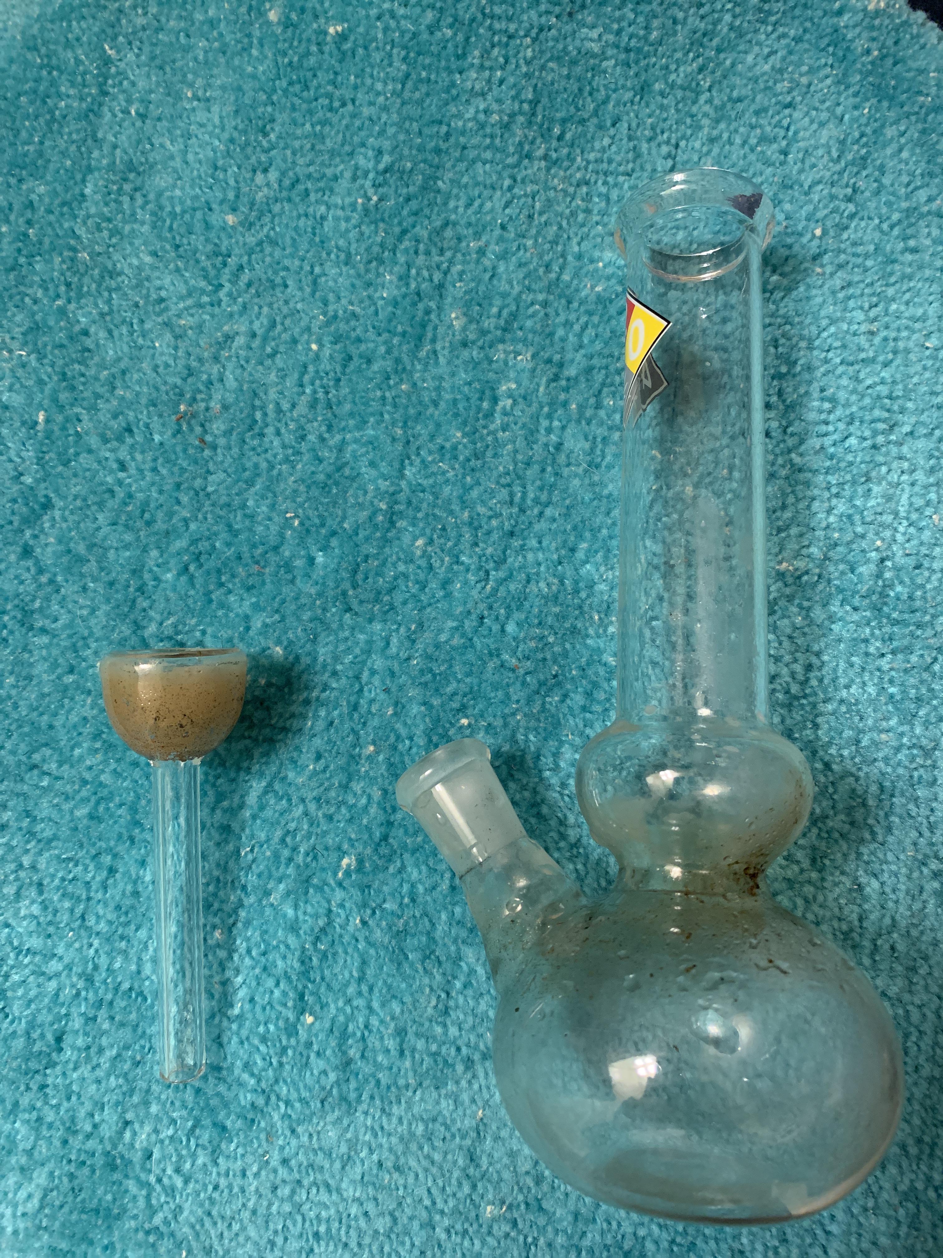 Cleaning a bong!! Still kinda new to using bongs lol, anyone know how