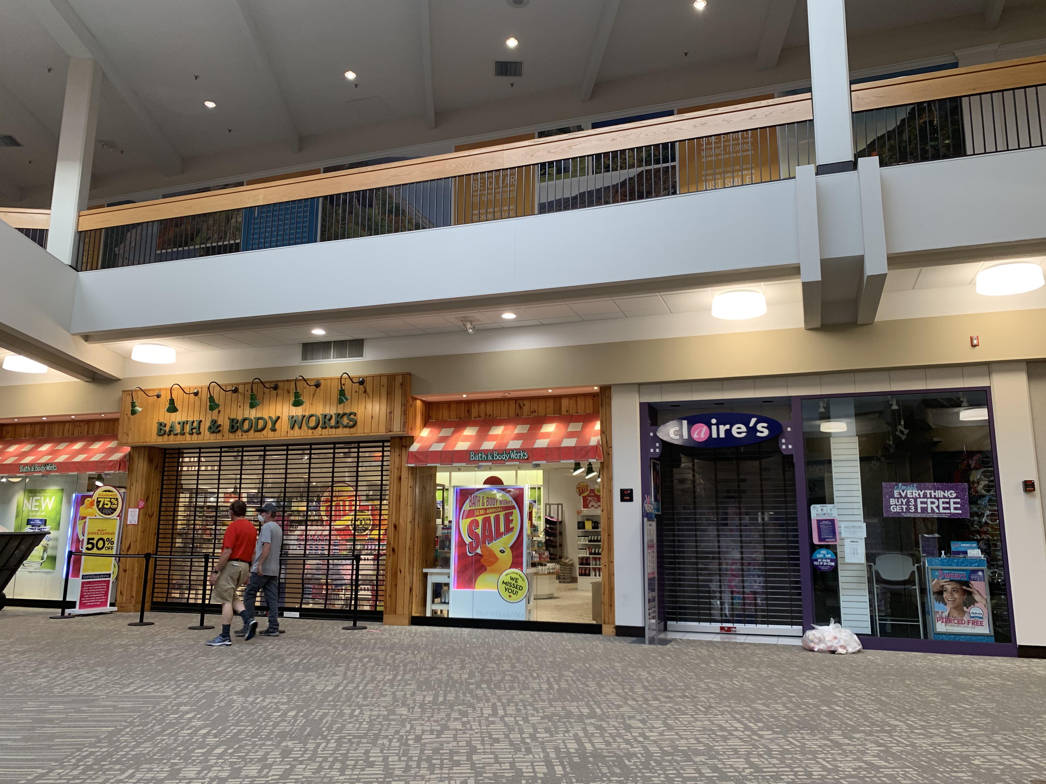 Some of the few stores left at Alton Square Mall in Alton, IL r/deadmalls