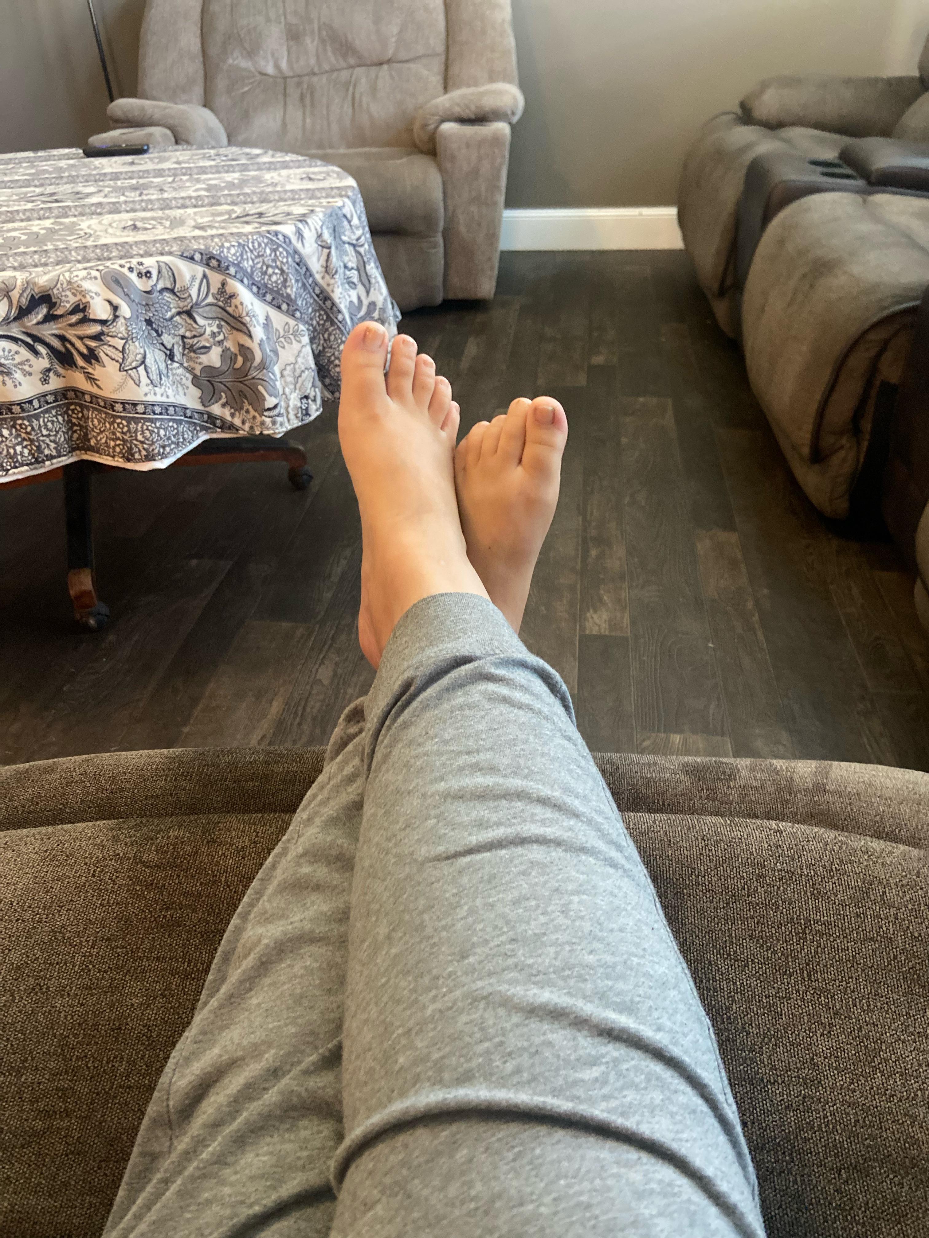 Come rub my sore feet r/feetpics