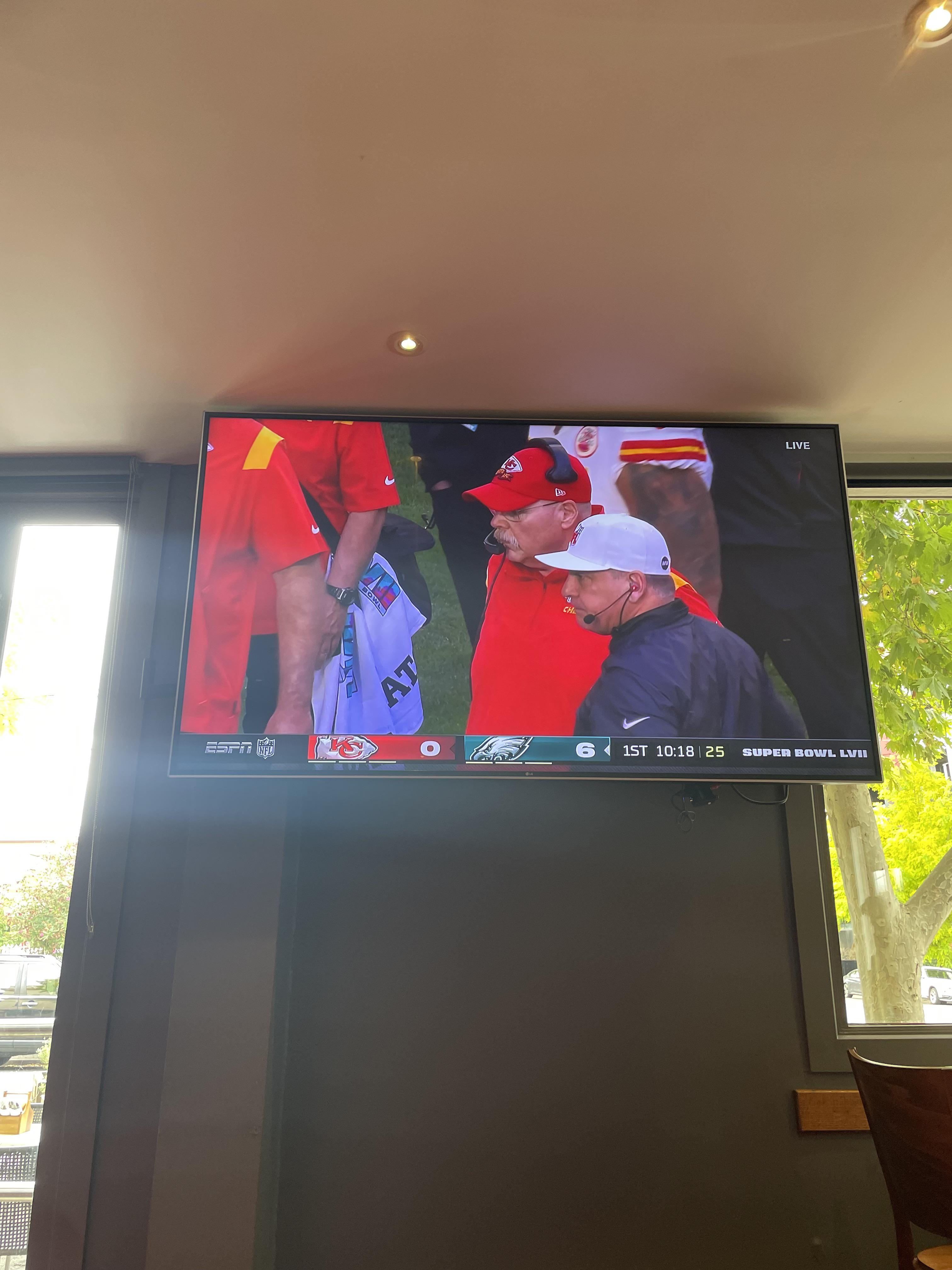 Afraid of mounting your TV crooked? Align it with the ceiling. r