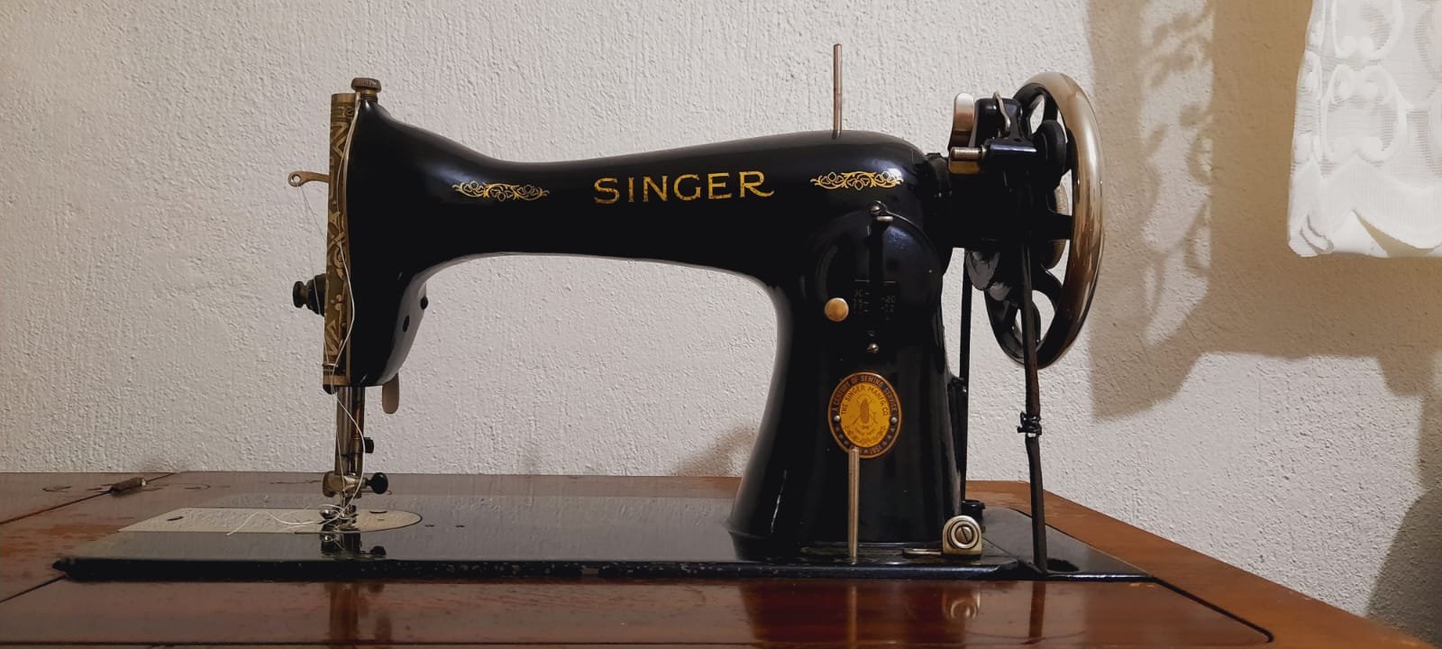 1951 Singer sewing machine 100th year edition. r/MachinePorn