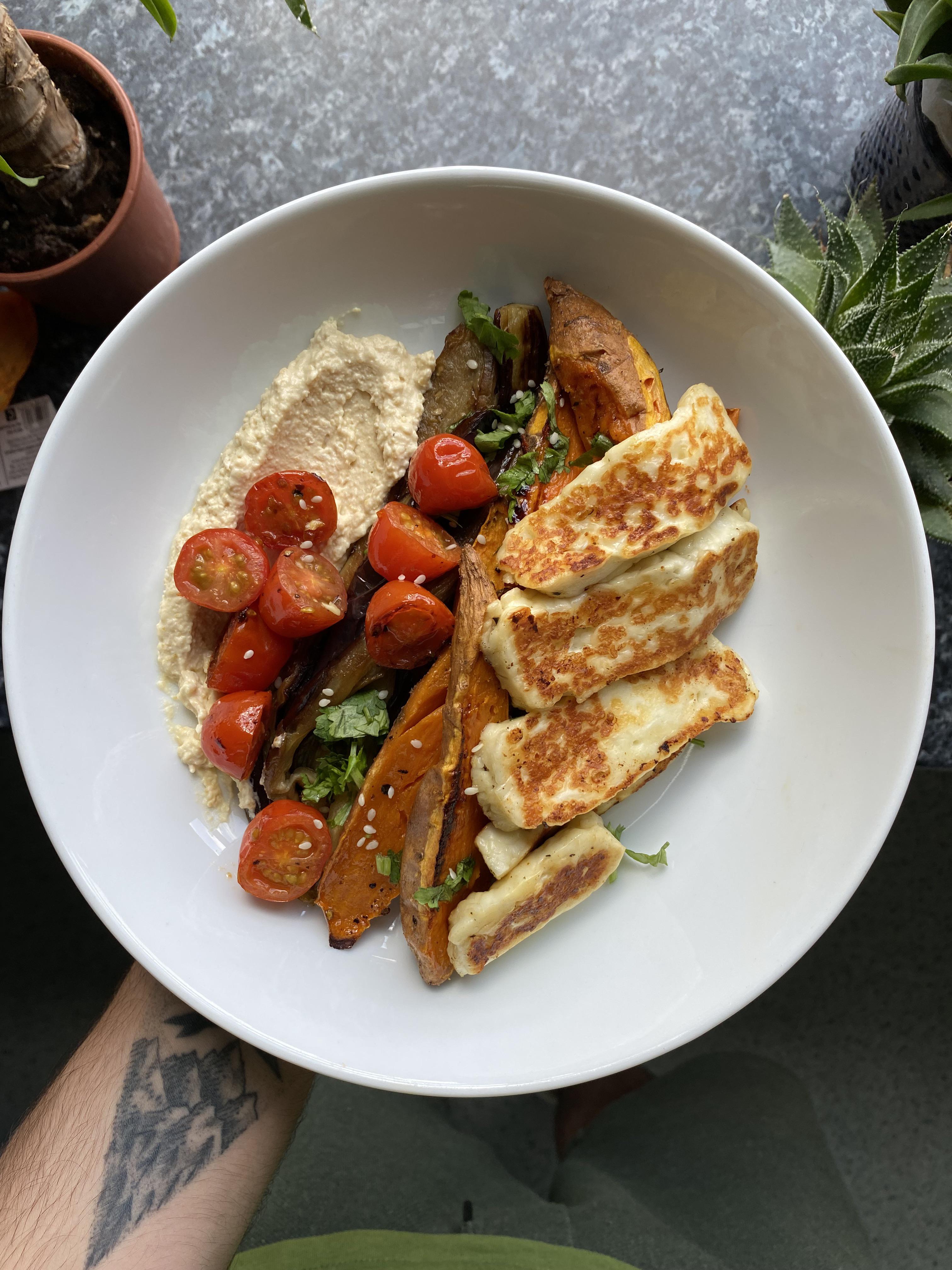 [homemade] Halloumi with aubergine, sweet potato, hummus and coriander