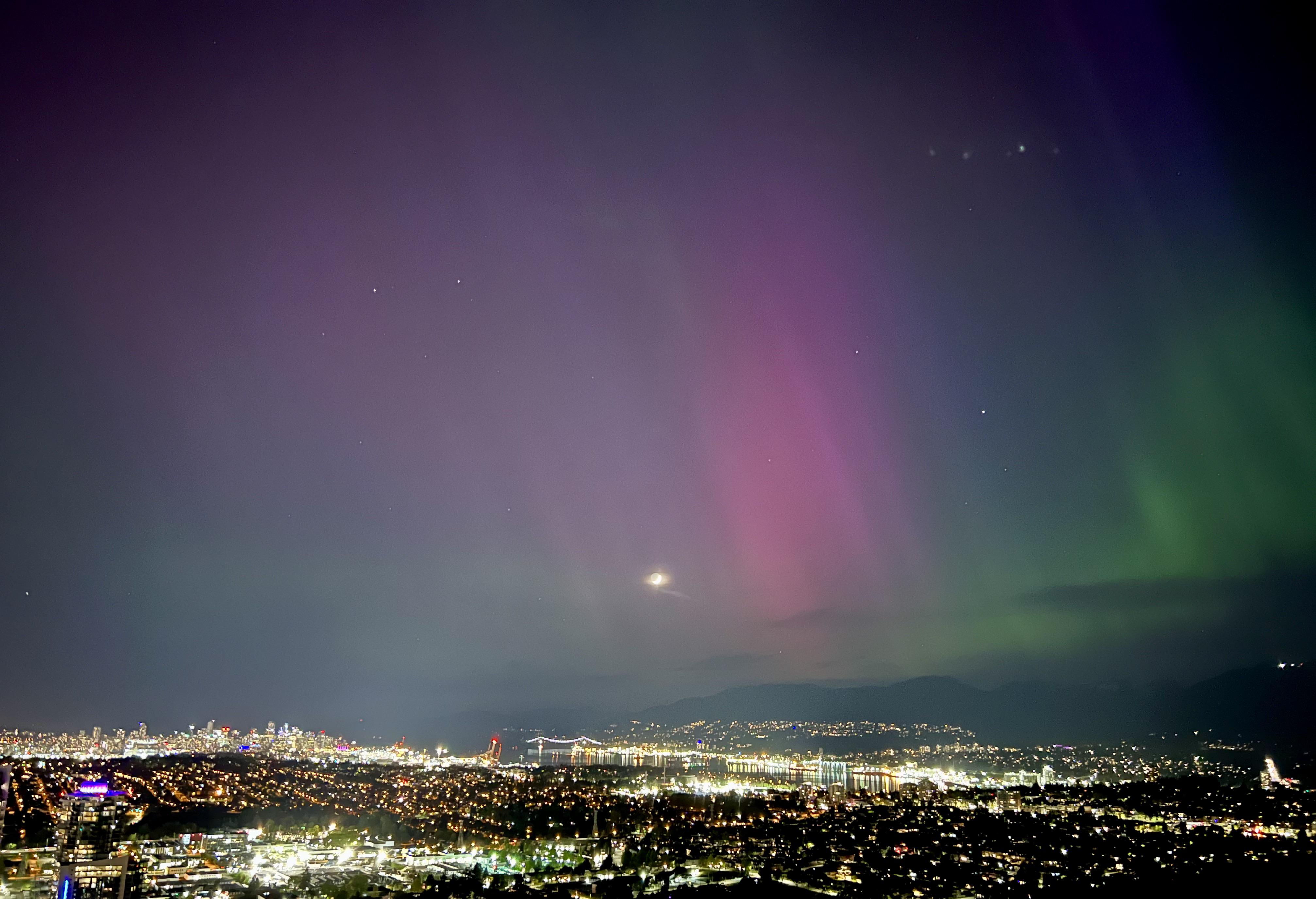 Northern lights over Vancouver tonight r/vancouver