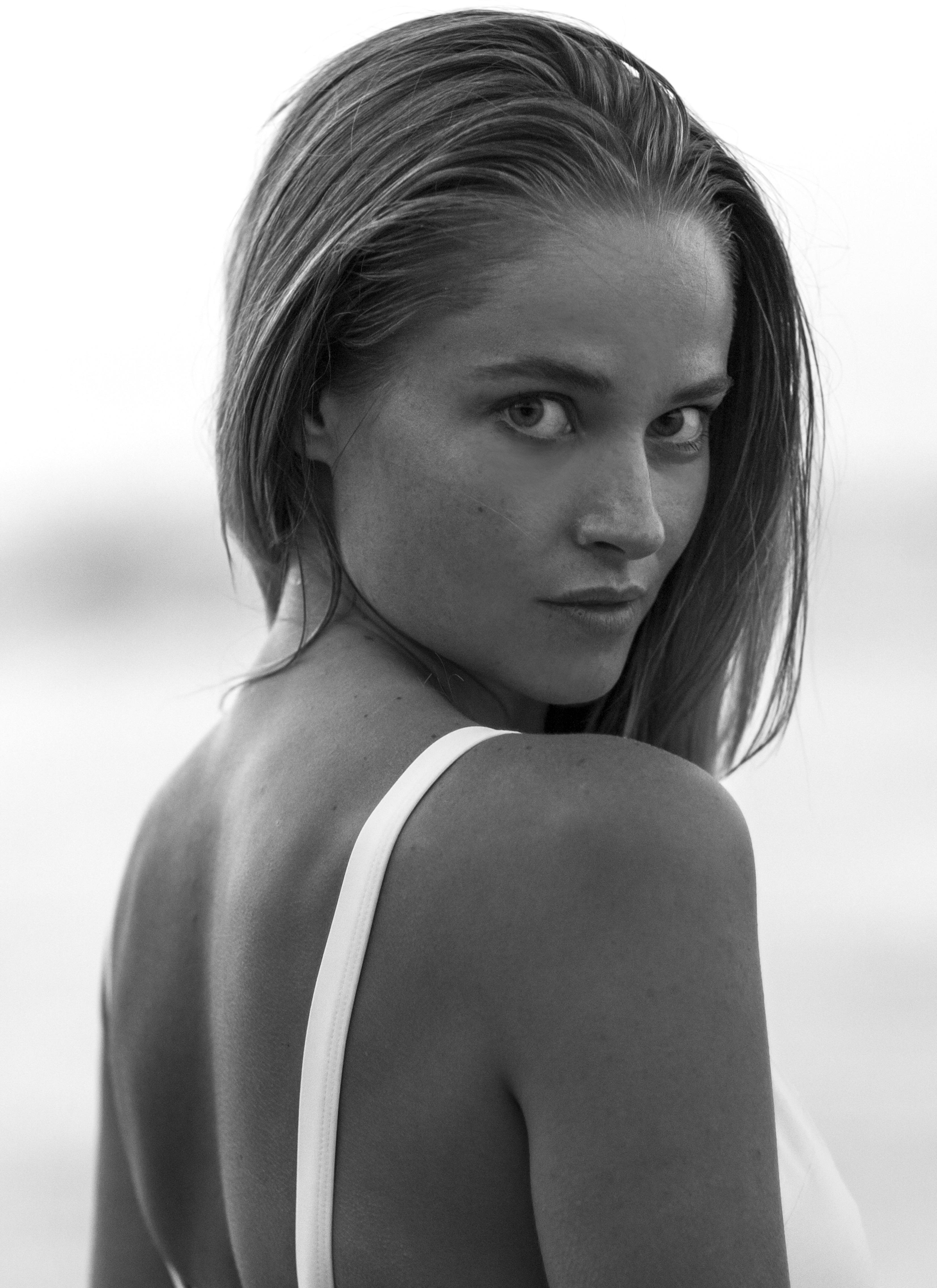 Genevieve Morton [3305x4545] : HighResCelebs