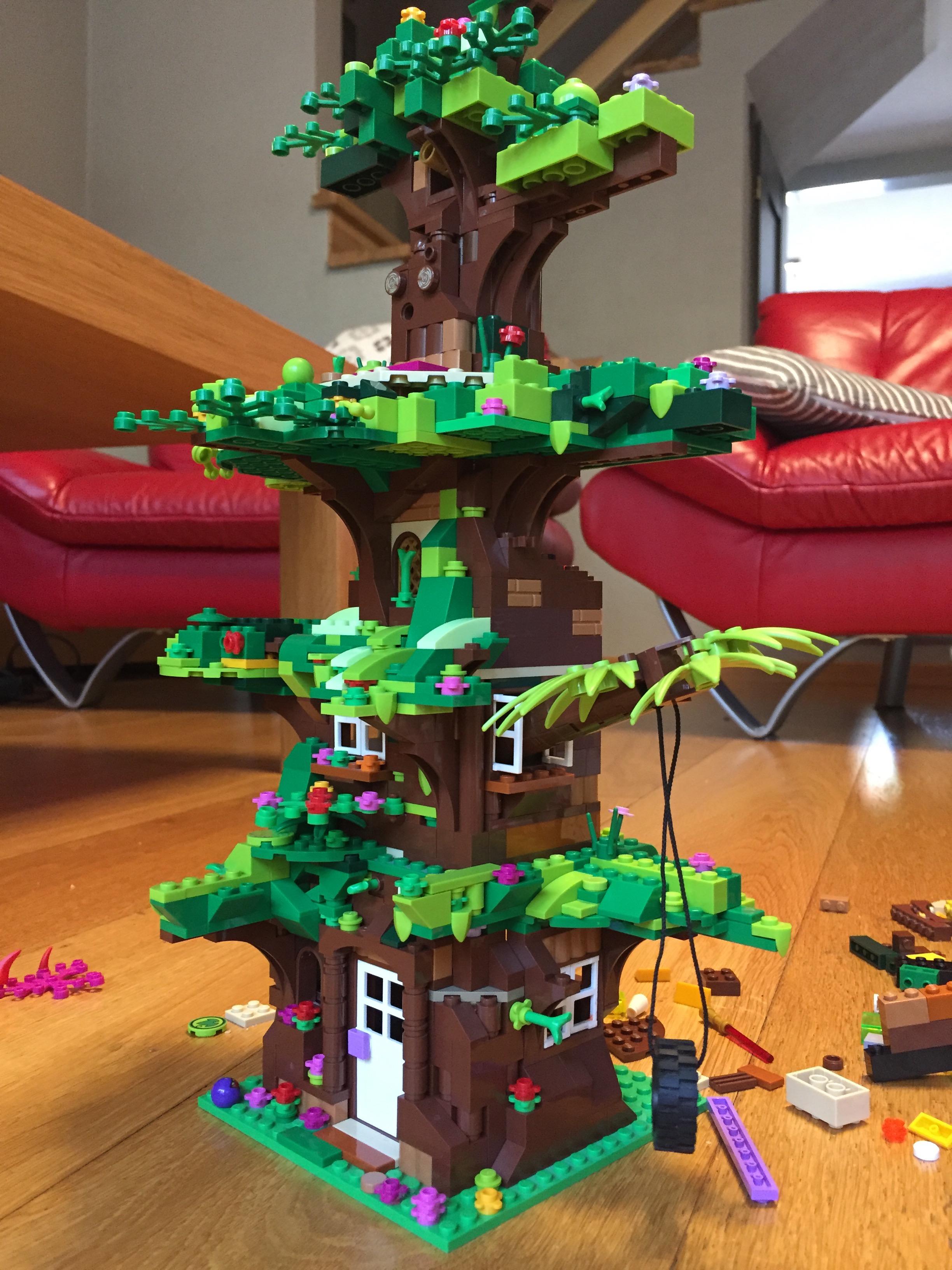 My little siter asked to build a treehouse from her bricks. As an AFOL