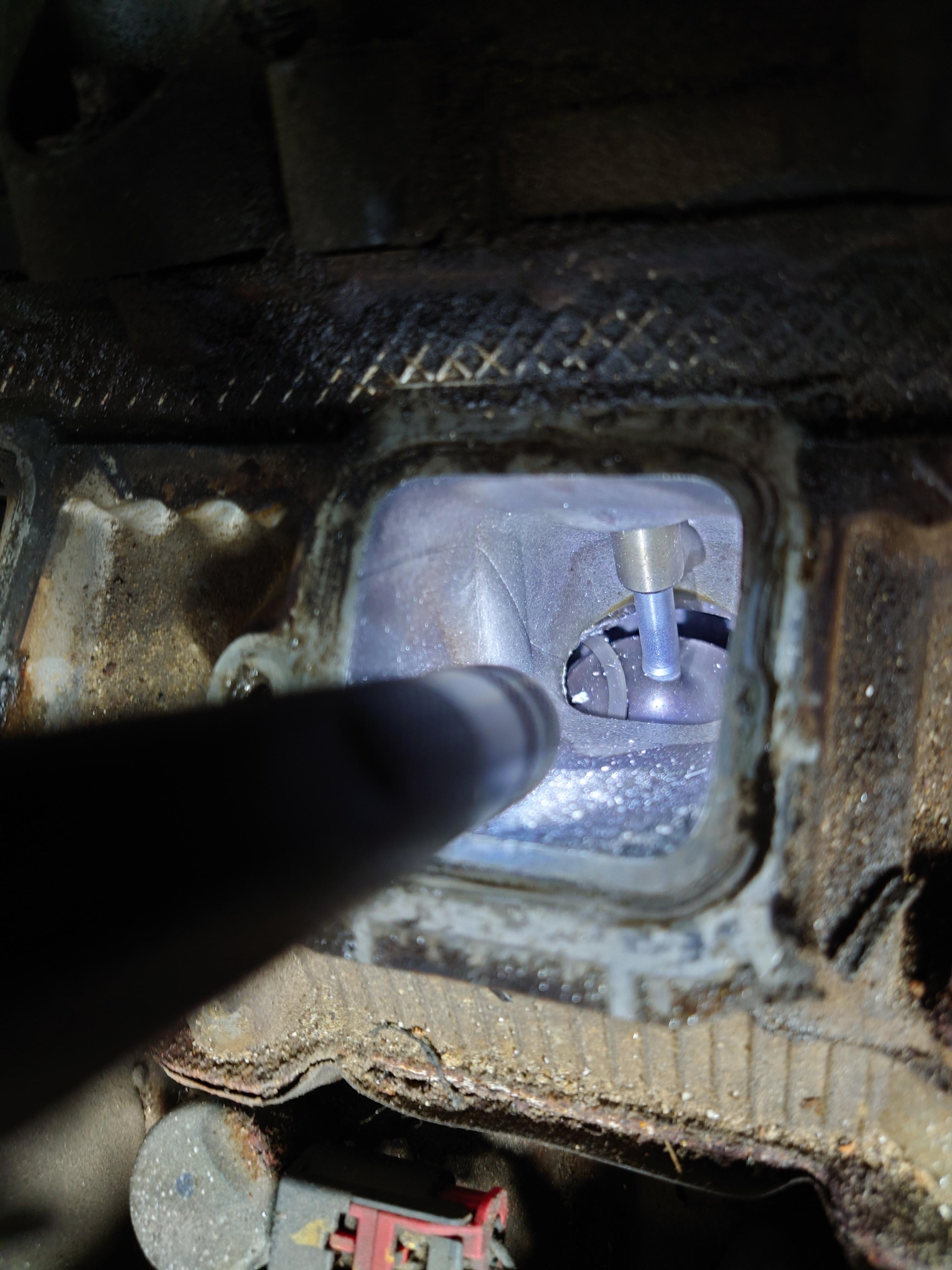 Hemi has a piston ring stuck OVER the intake valve!? r