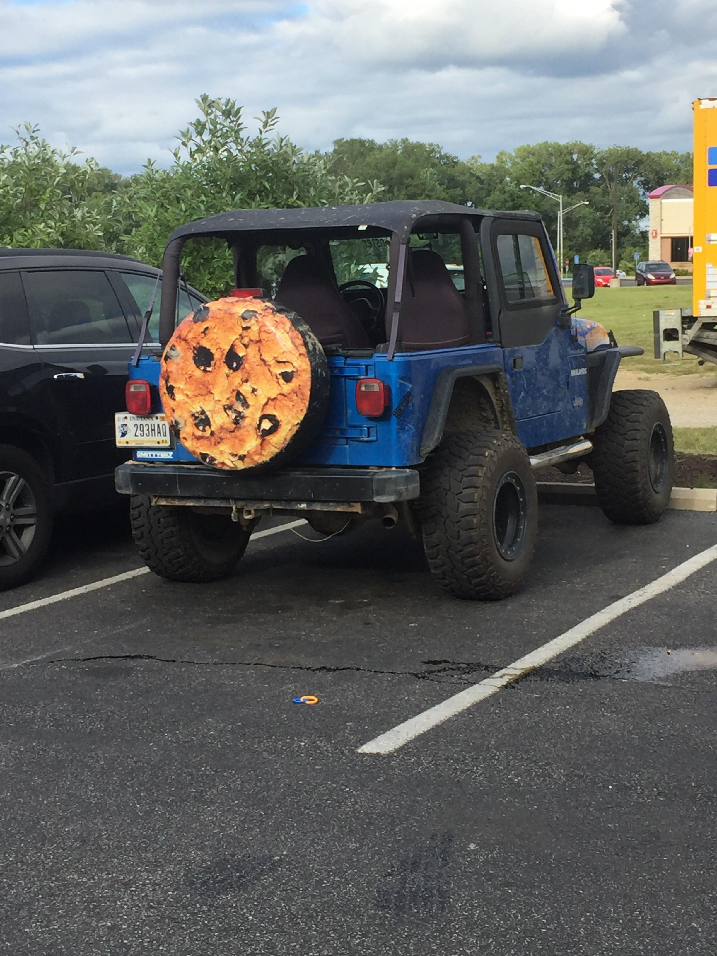 This chocolate chip cookie tire cover on this jeep r/mildlyinteresting