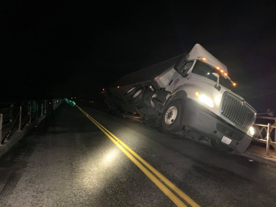 High Winds Tipped a Truck Onto the Rail of the Deception Pass Bridge Last Night r/Bellingham