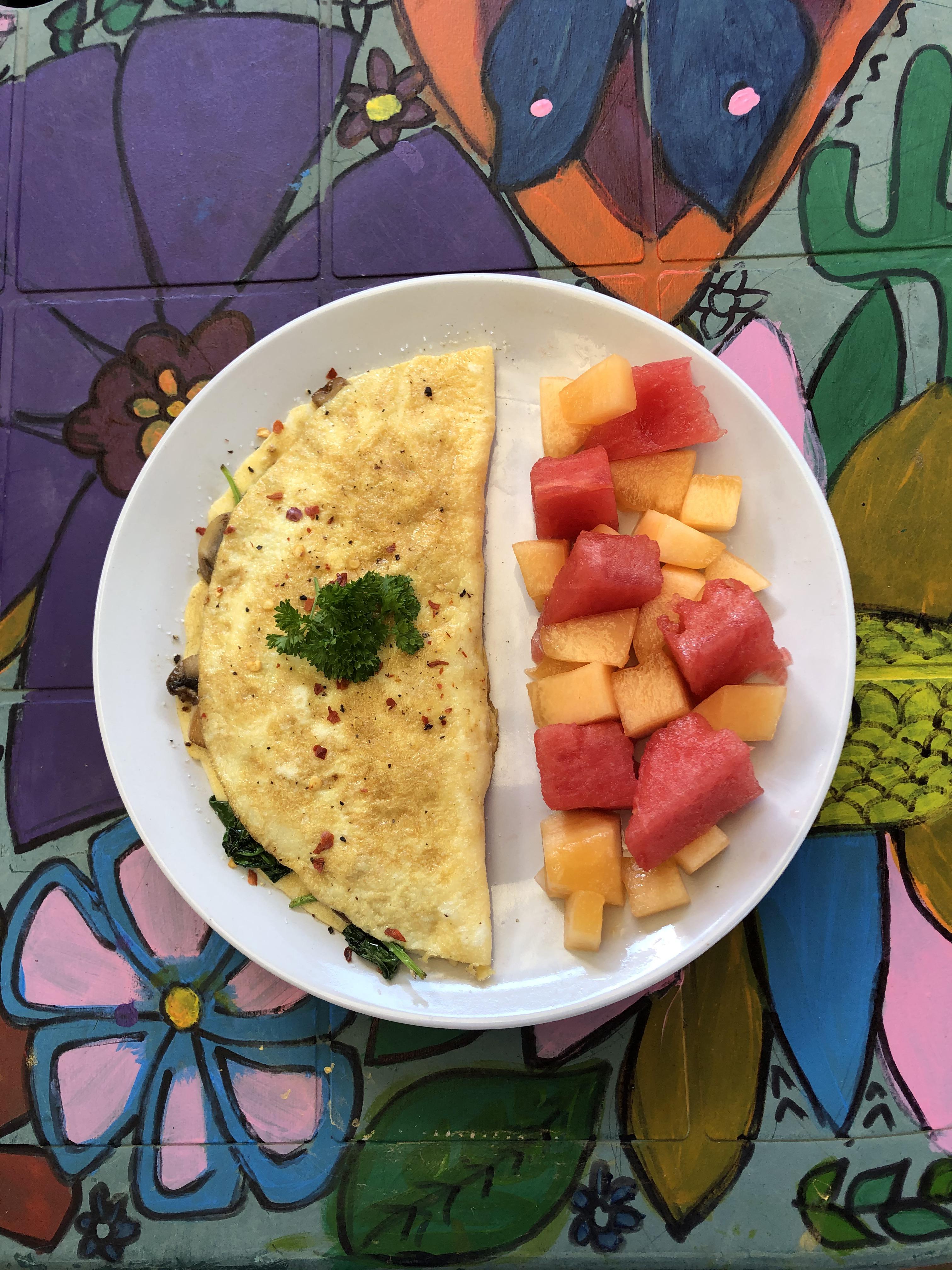 Omelette with spinach and mushrooms was so good. 320kcal. Volumeeating