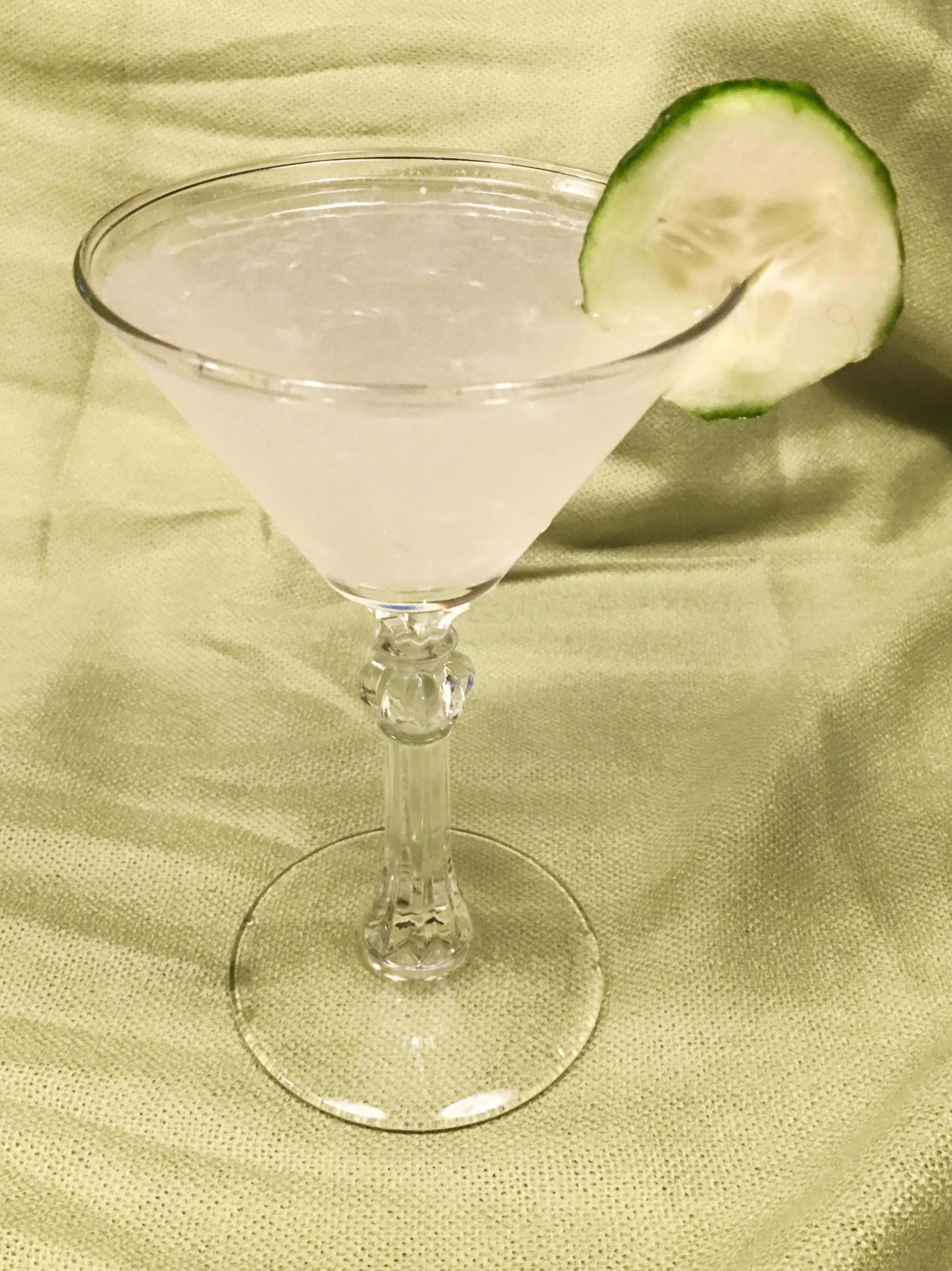 Cucumber, gin, and elderflower martini r/cocktails