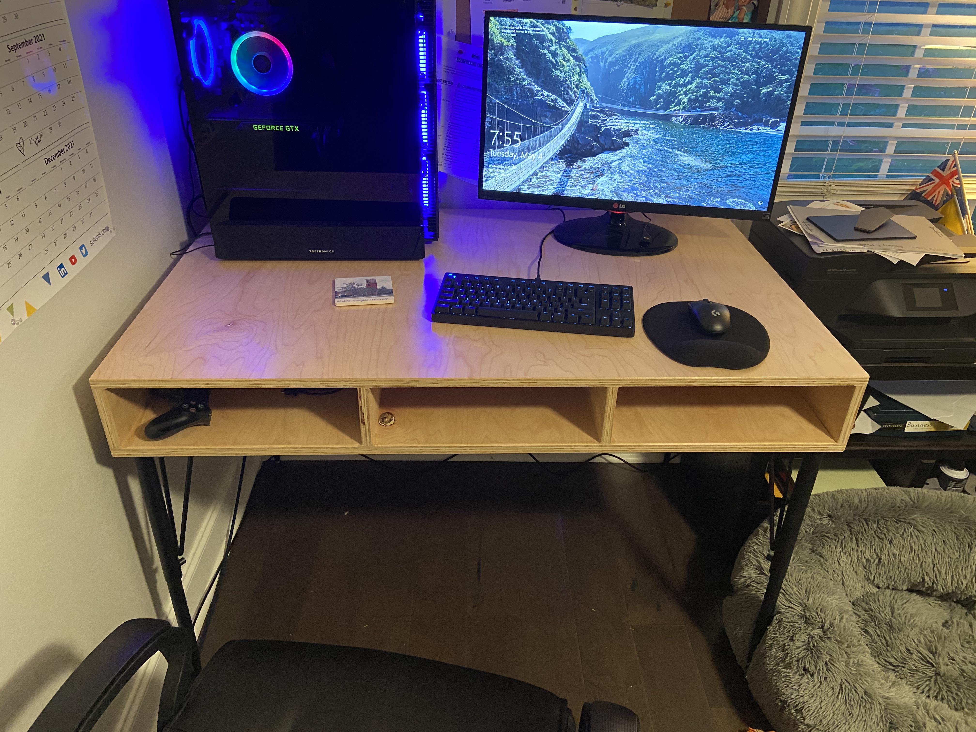 Super Easy Plywood Gaming Desk r/BeginnerWoodWorking