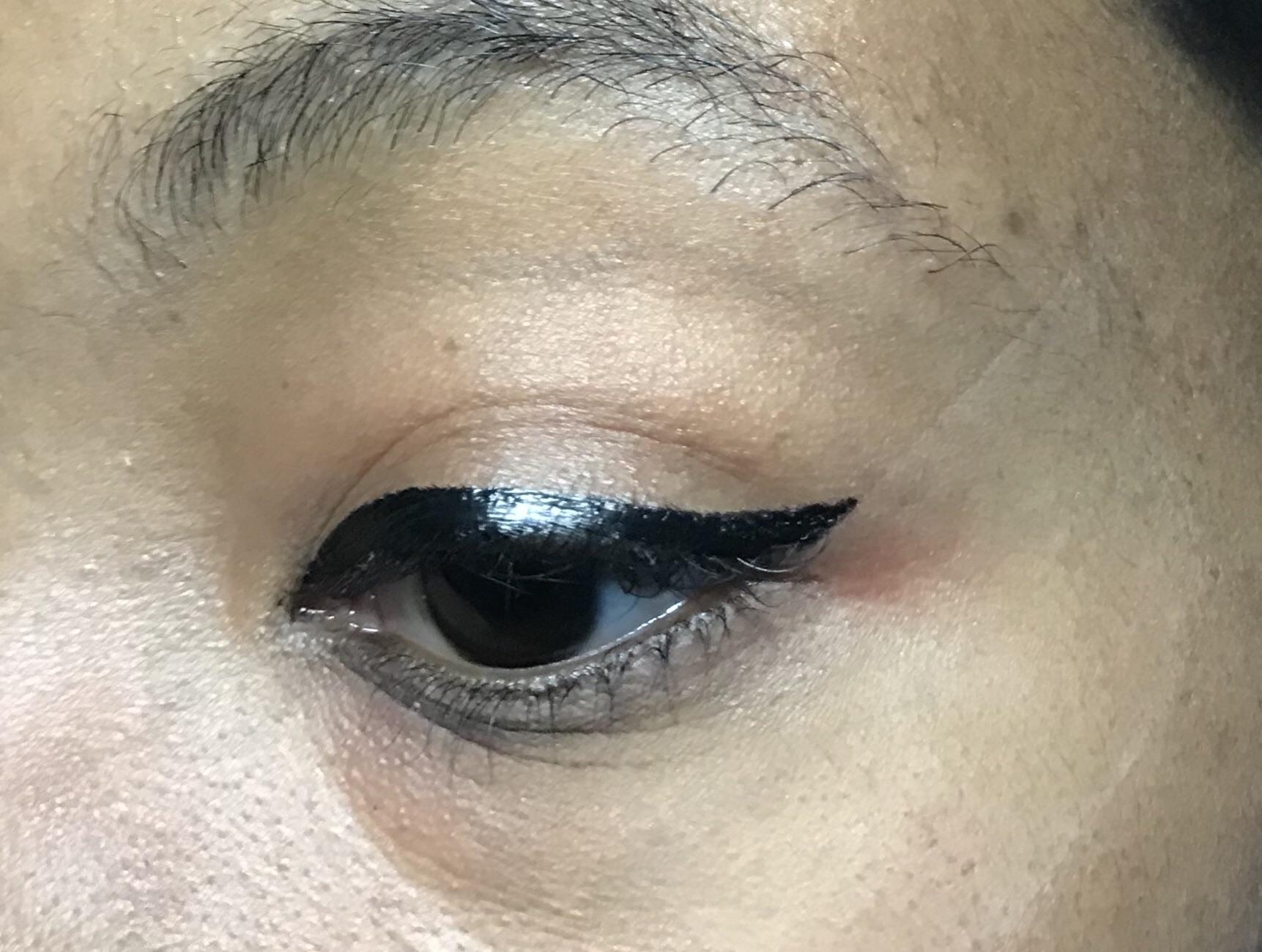 In possession of exactly one wing r/MakeupAddiction