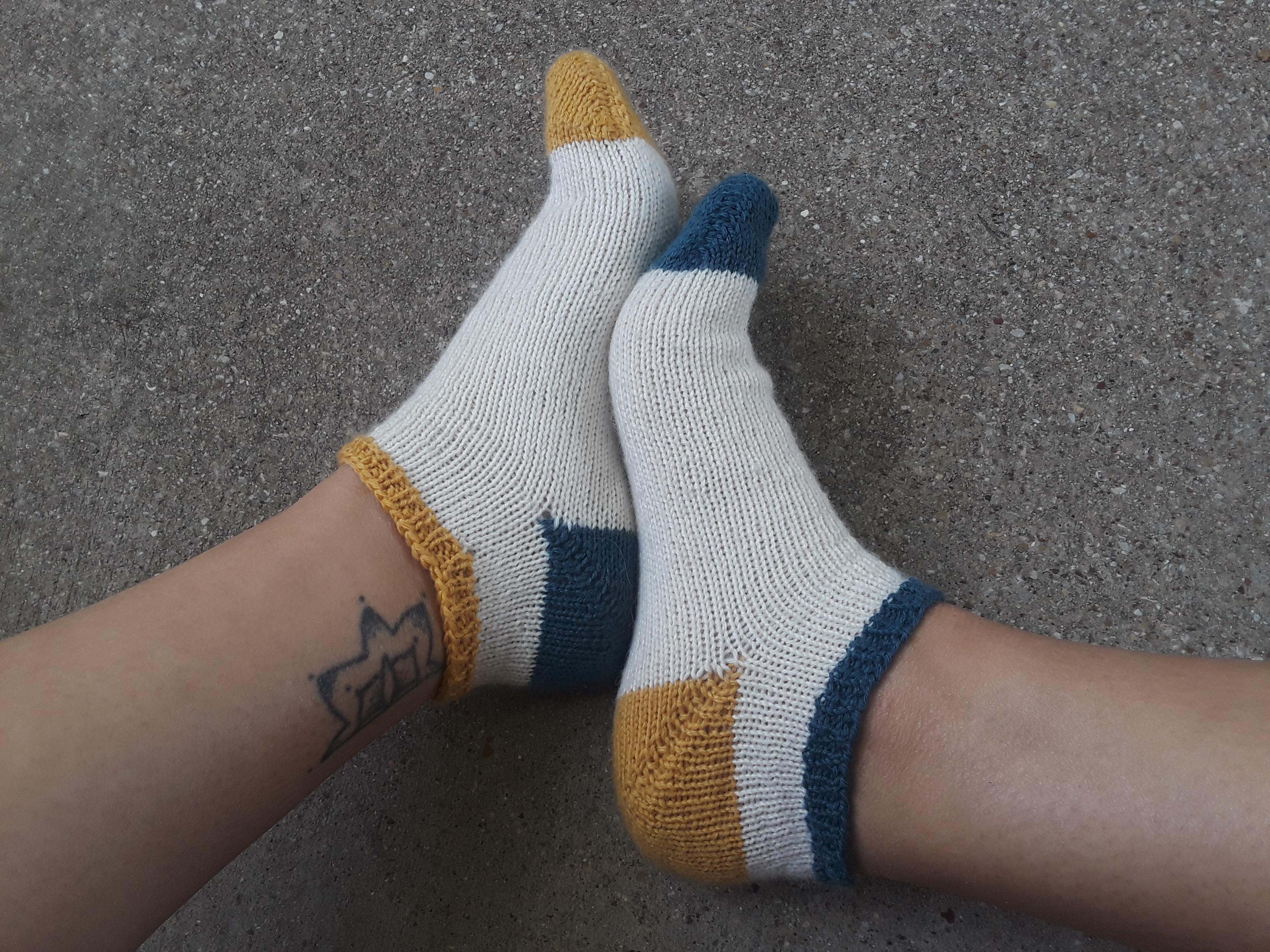 Color Block socks, first pair using fingering weight! r/knitting