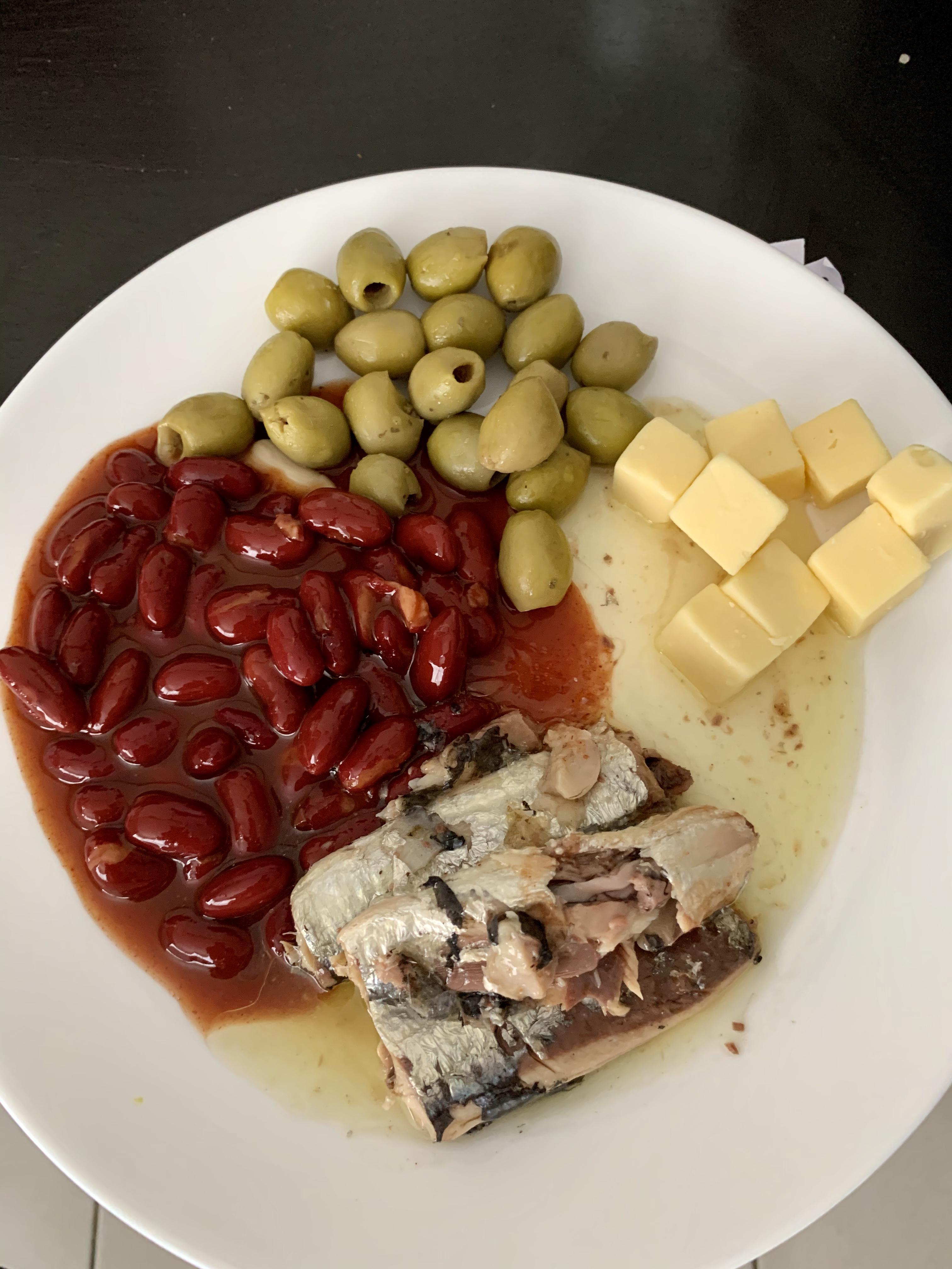 Sardines in olive oil, spicy kidney beans, olives, and cheddar cheese. r/omad
