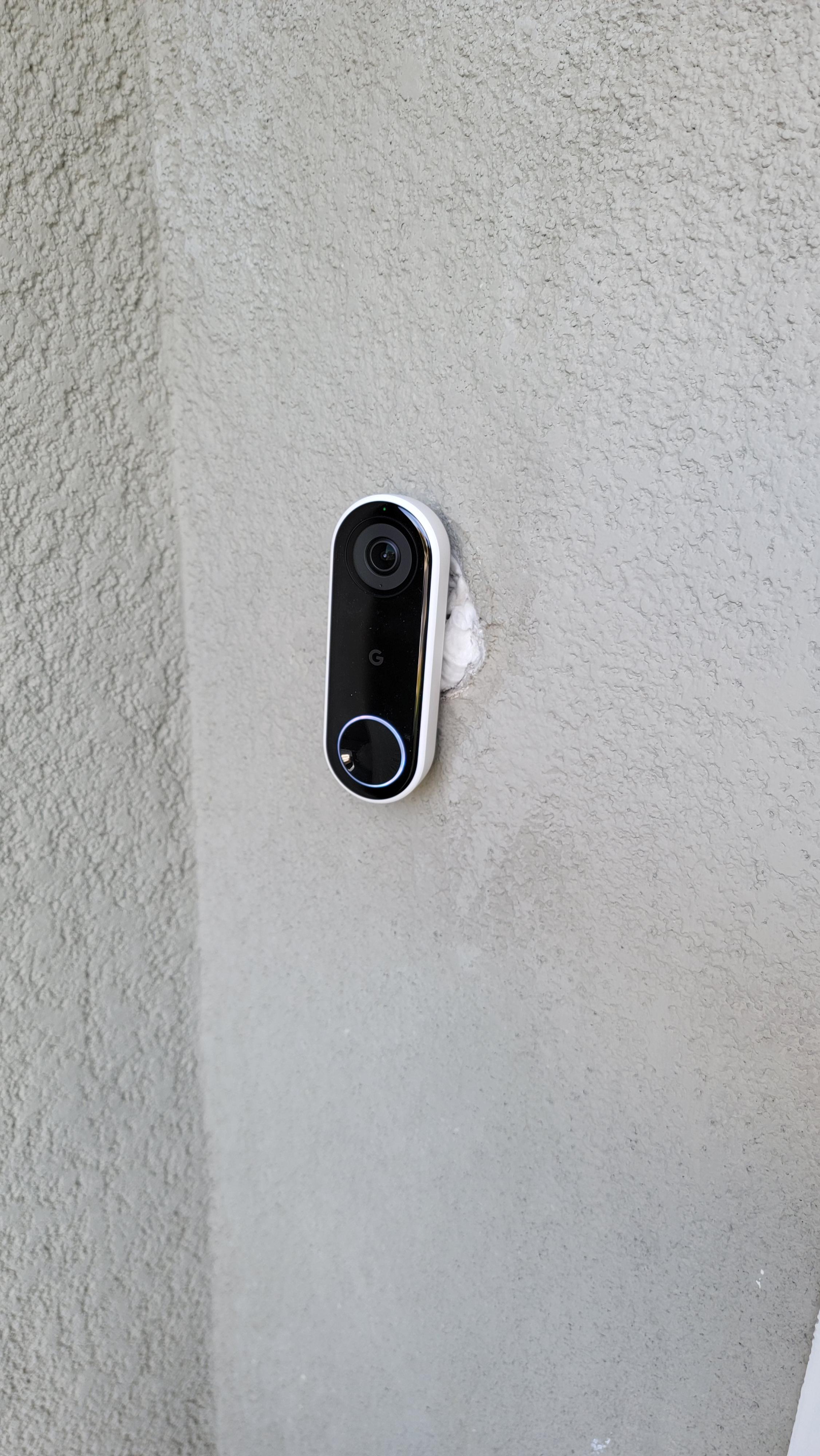 Replaced doorbell on stucco but it left a space, what to do? r/DIY