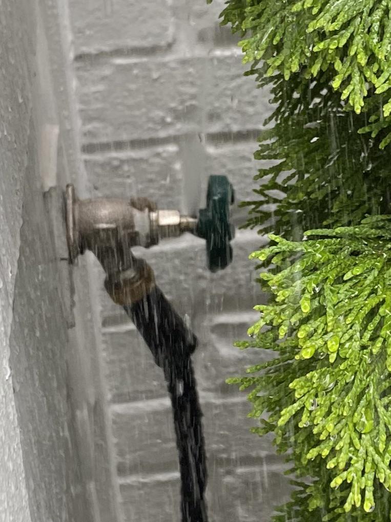 Why does faucet do this? r/Plumbing