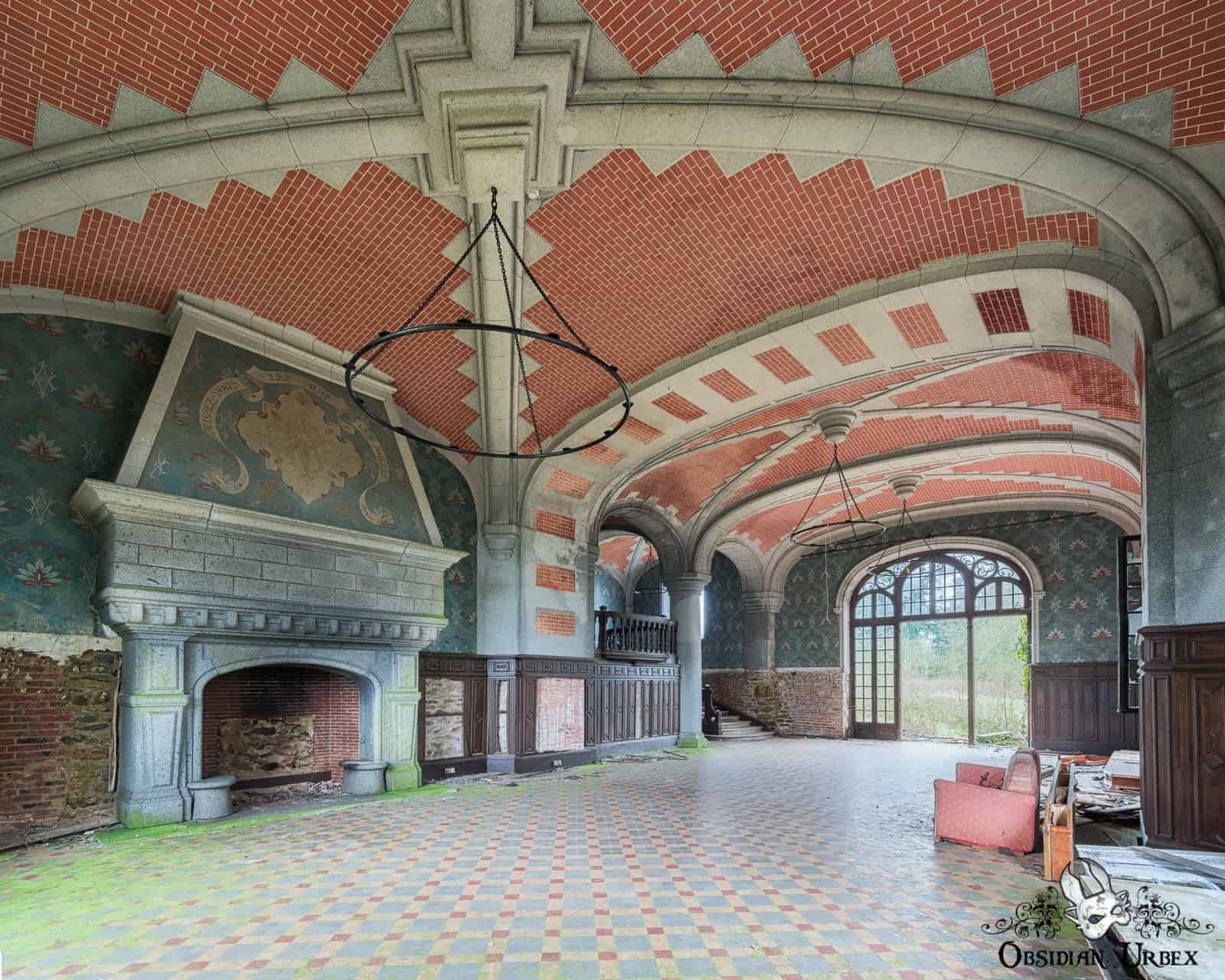 Abandoned and beautiful chateau in France [OC] r/AbandonedPorn