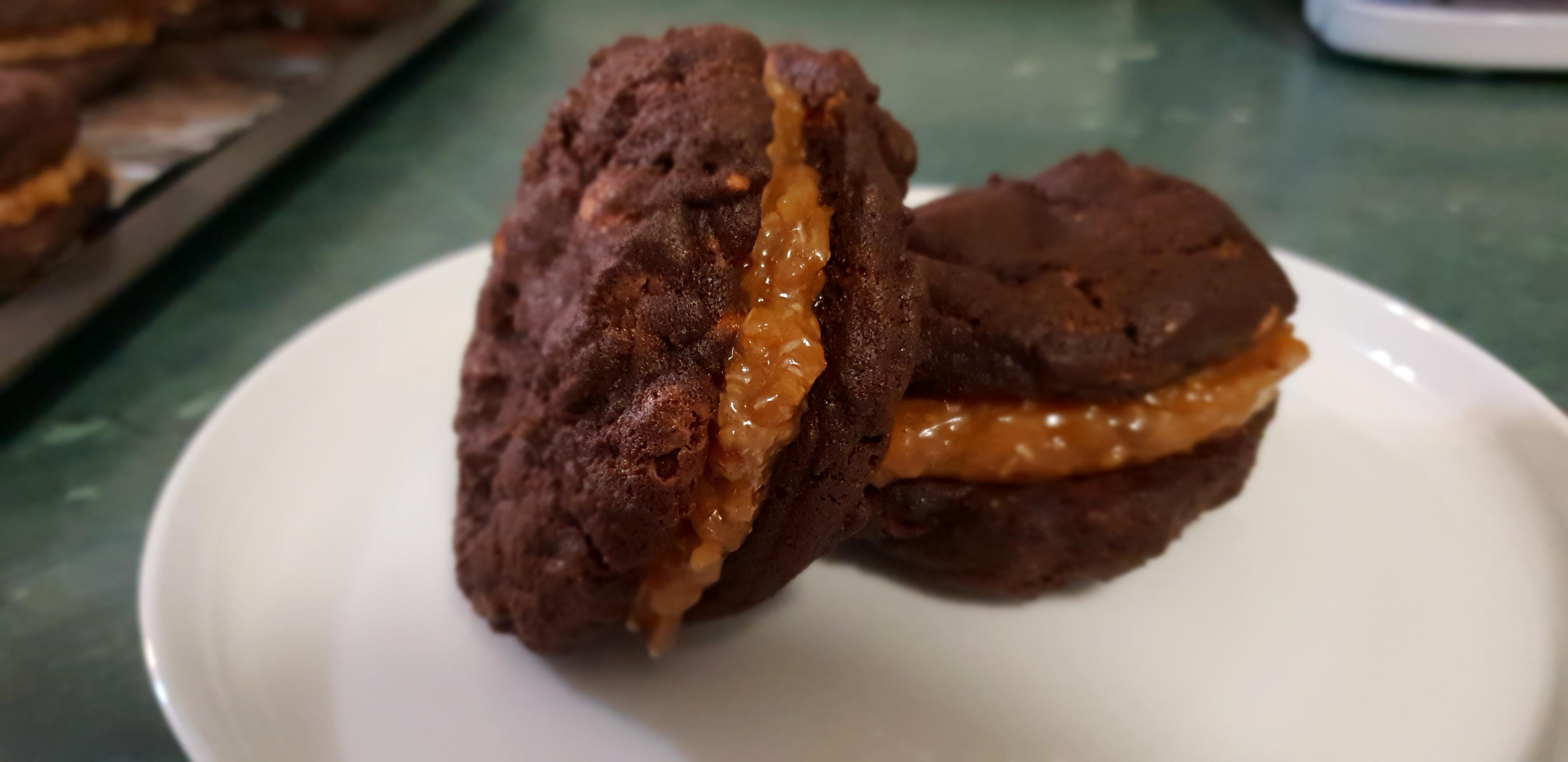 Ladies....green german chocolate cookie sandwiches. r/entwives