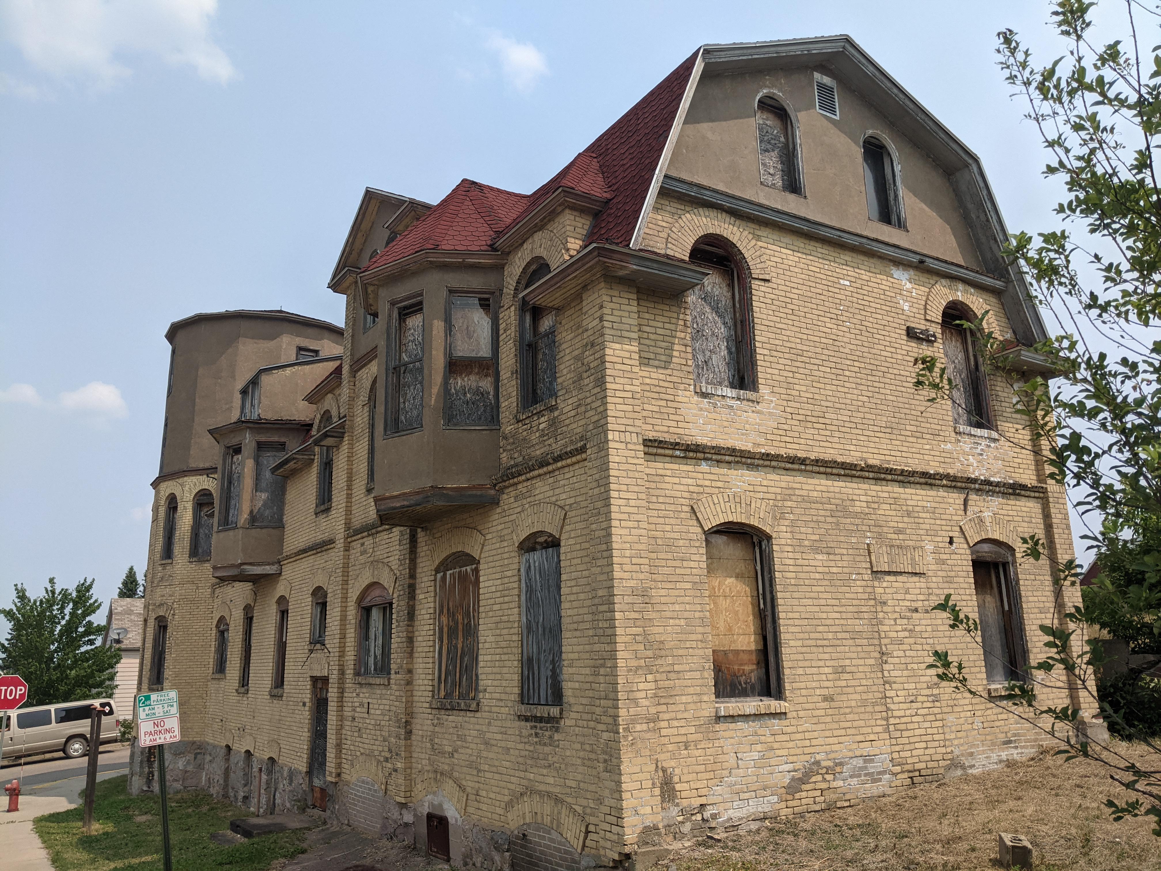 Abandoned (probably haunted) hospital in Ely, Minnesota. r/evilbuildings