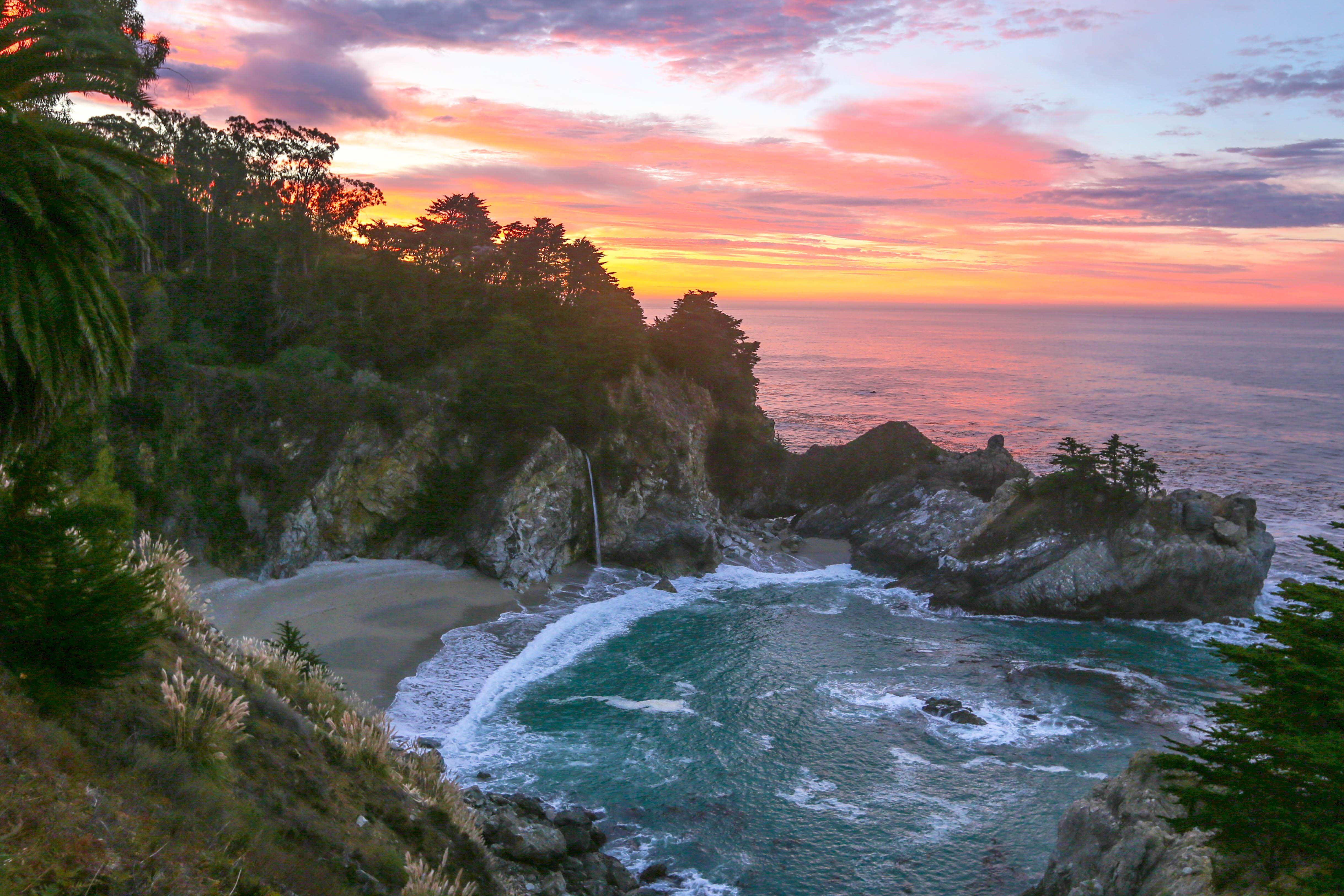 Sunrise at McWay Falls, California [OC] [4875X3250] r/EarthPorn
