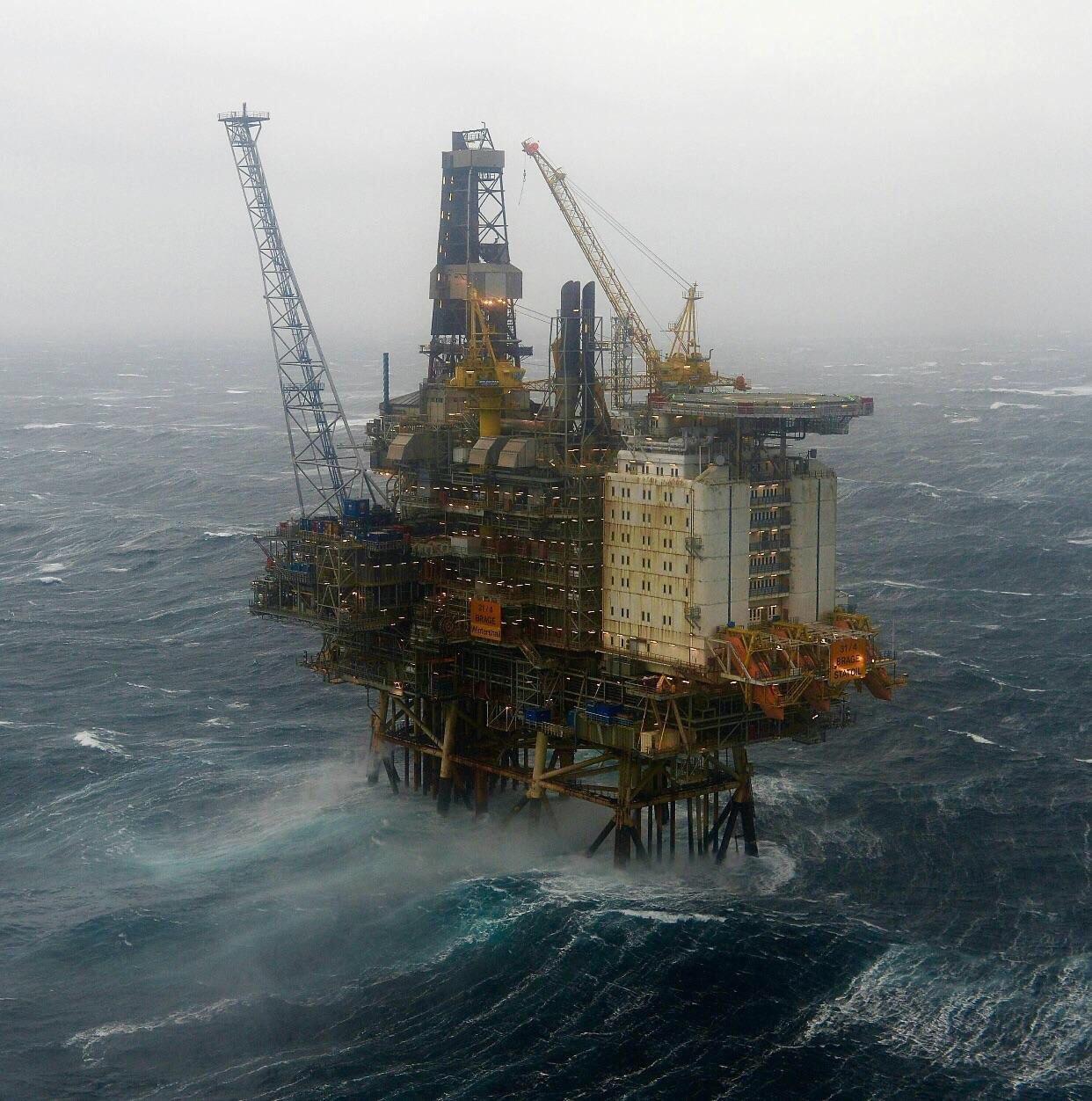 An Oil Rig in the North Sea r/submechanophobia