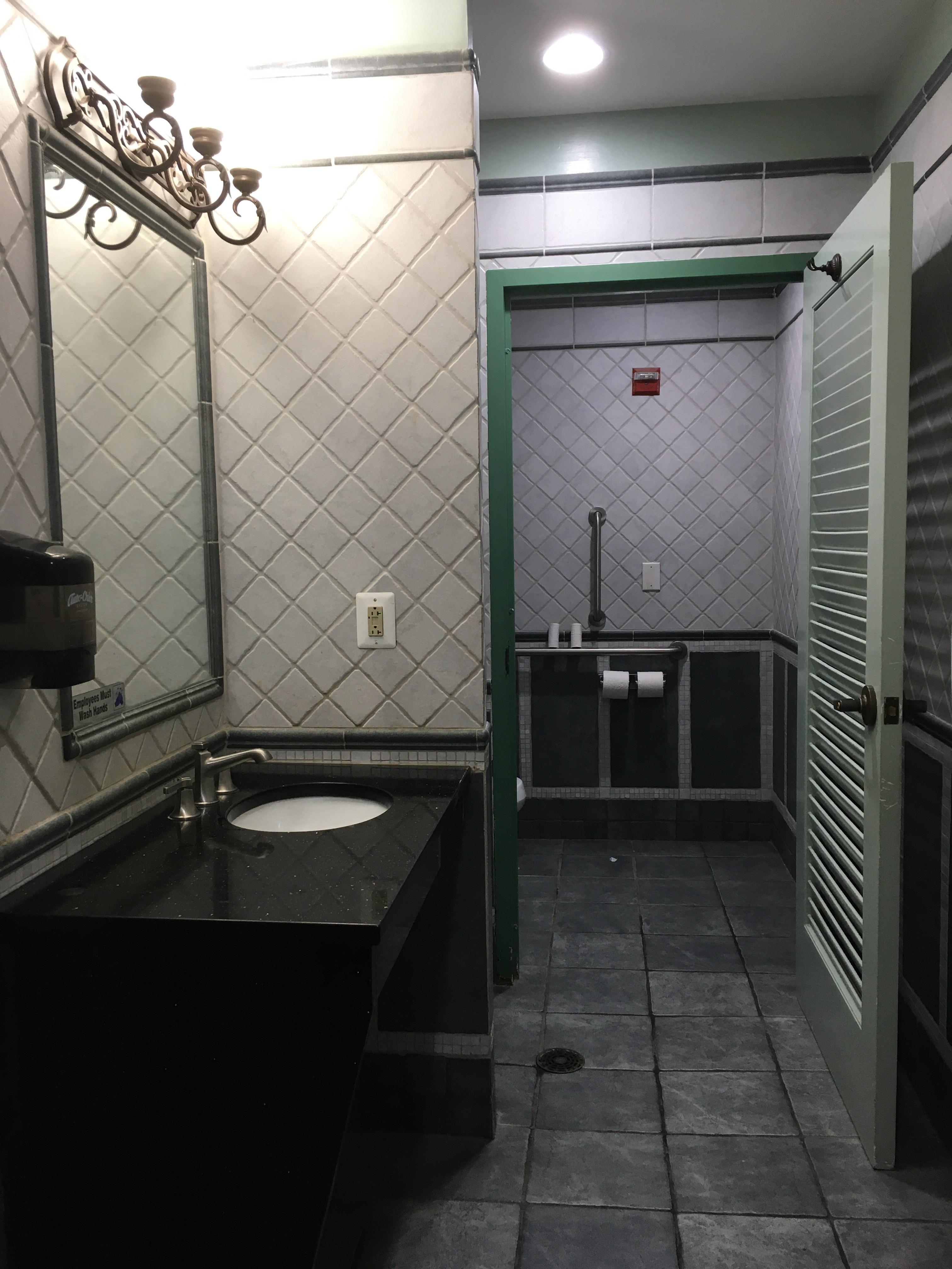 Nice bathroom in Mexican restaurant r/bathrooms