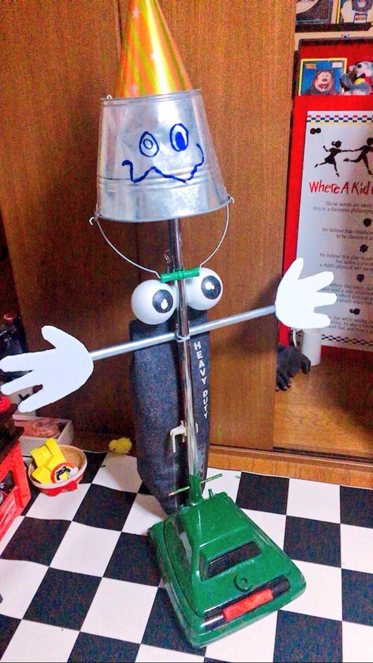 I made "Mr.BucketHugs" r/fivenightsatfreddys