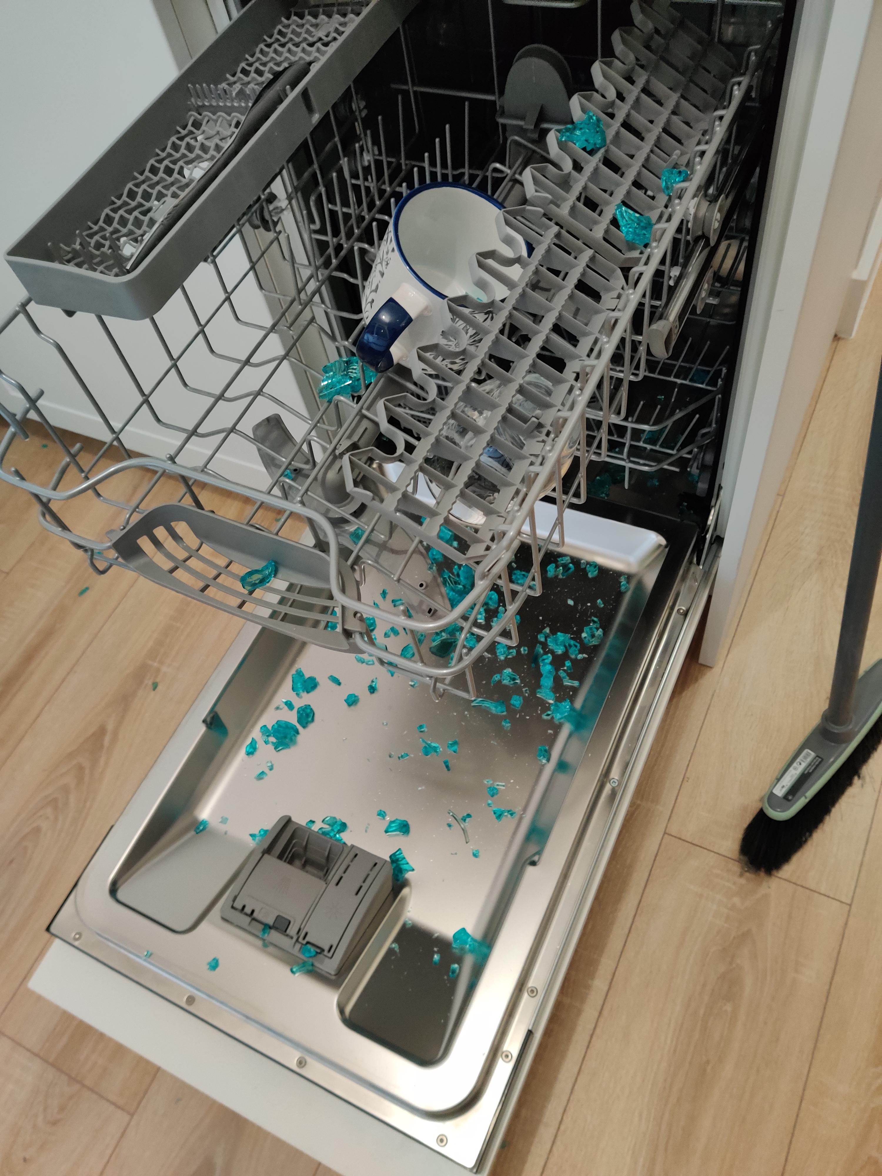 Tampered glass glasses... Exploded in my hand r/Wellthatsucks