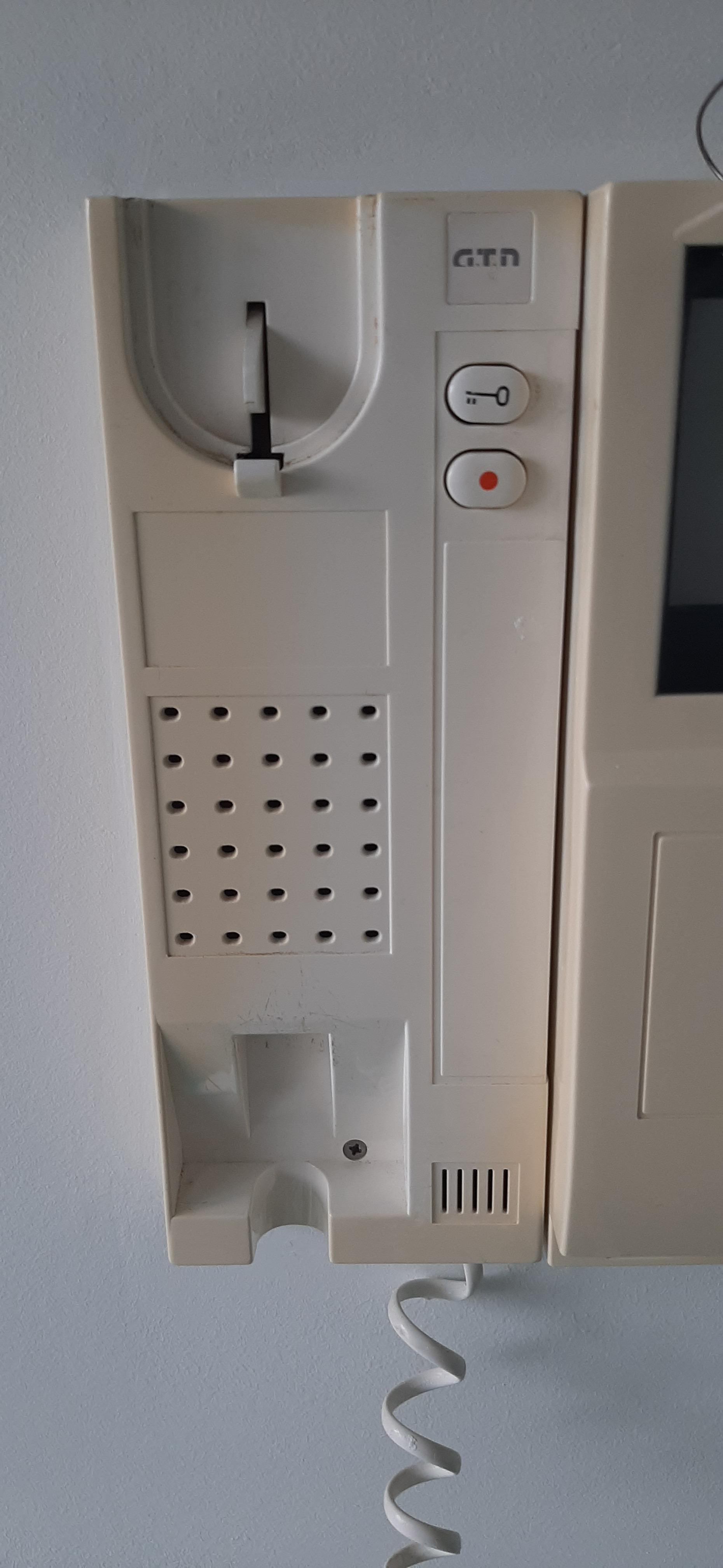 How do i clean the yellowed plastic and restore the original color? r