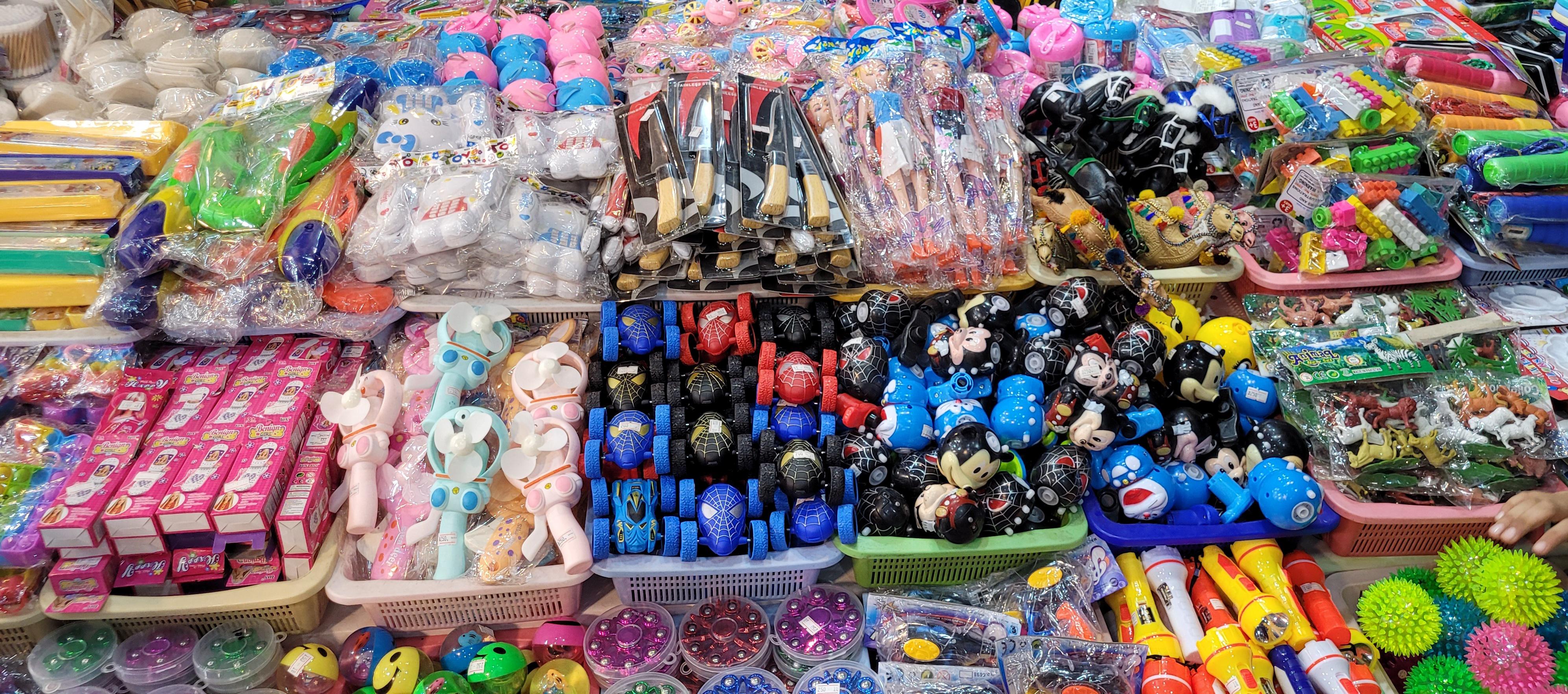 Toy store sells knives r/mildlyinteresting