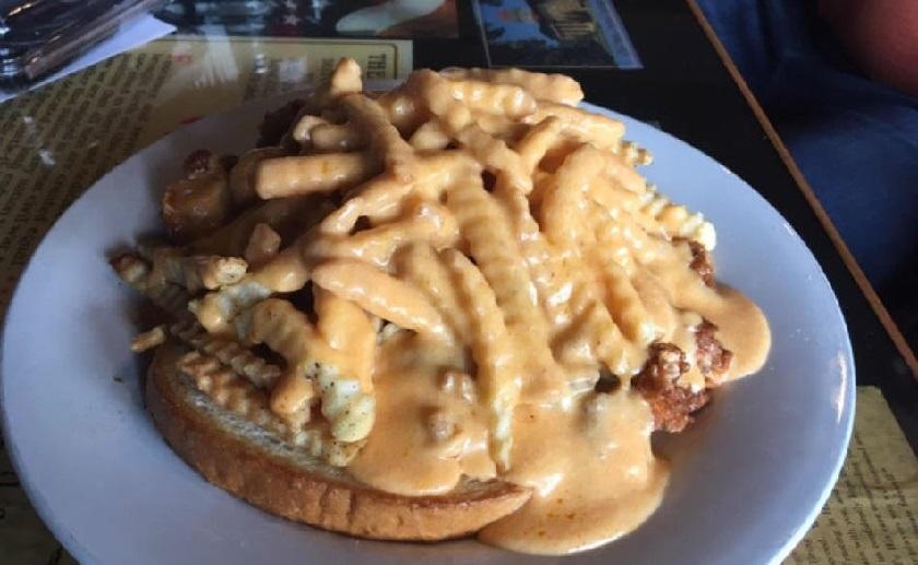 The horseshoe sandwich simple, delicious and easy to put your own spin on. Toast, beef, fries