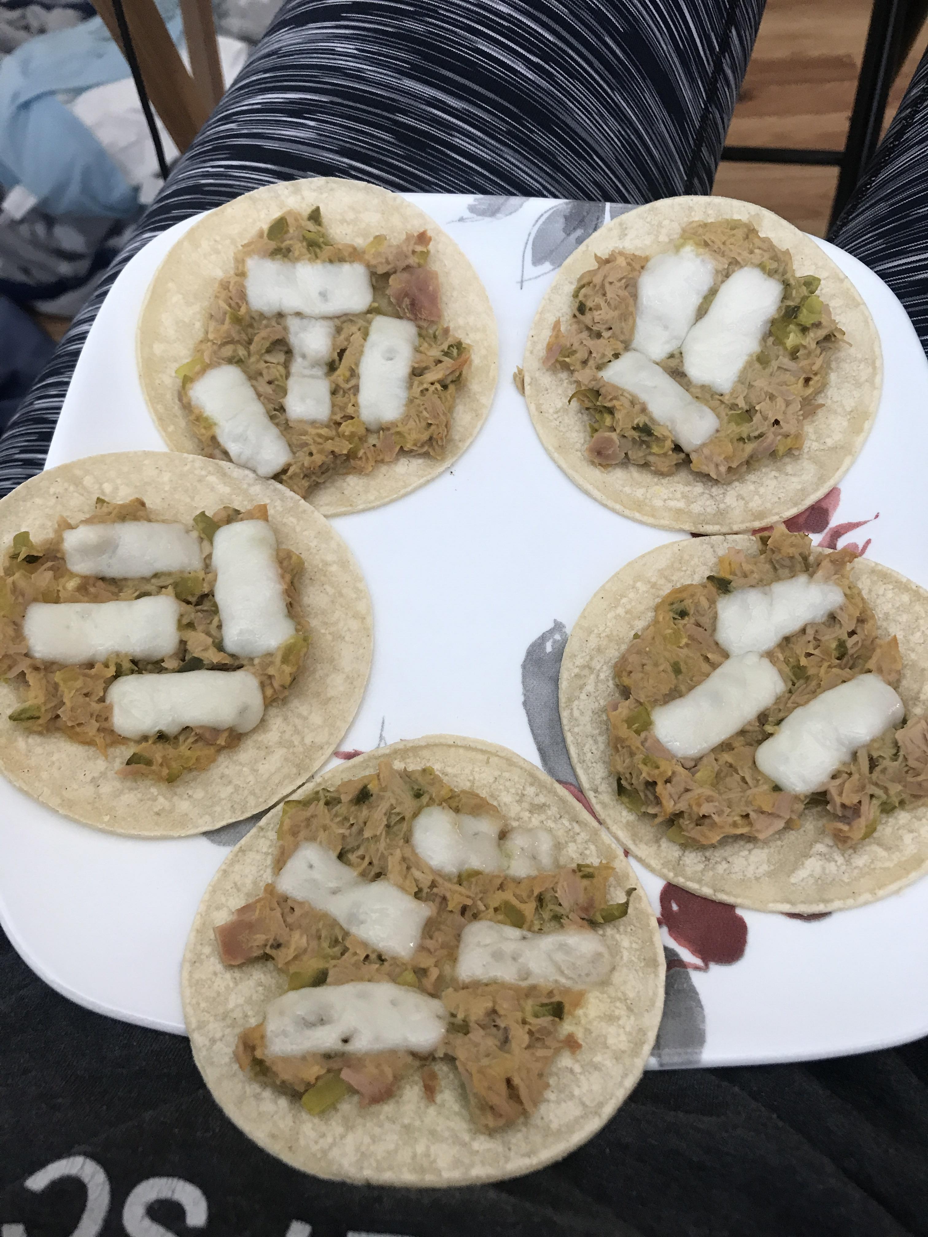 377 cals of 6 yummy tuna melt tacos 🌮 not very pretty, but very filling! r/1200isplenty
