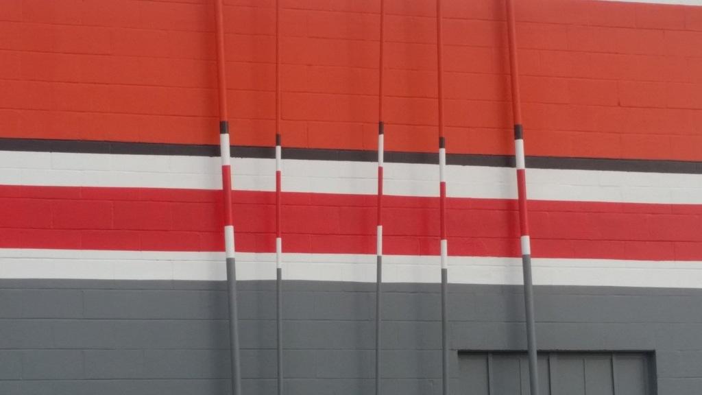 The paint job at my local AutoZone. r/mildlyinfuriating