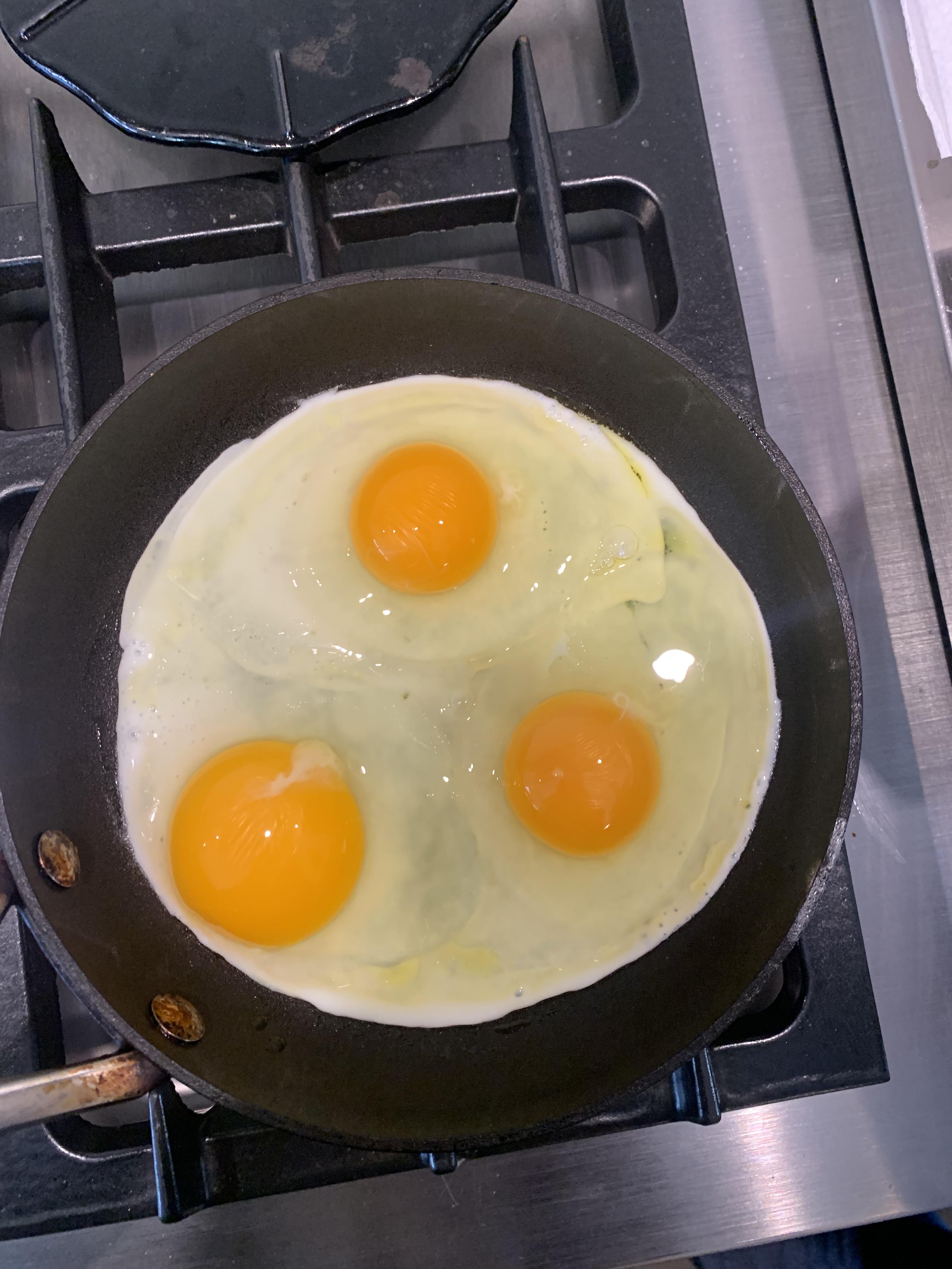 This absolutely massive yolk in my breakfast r/mildlyinteresting