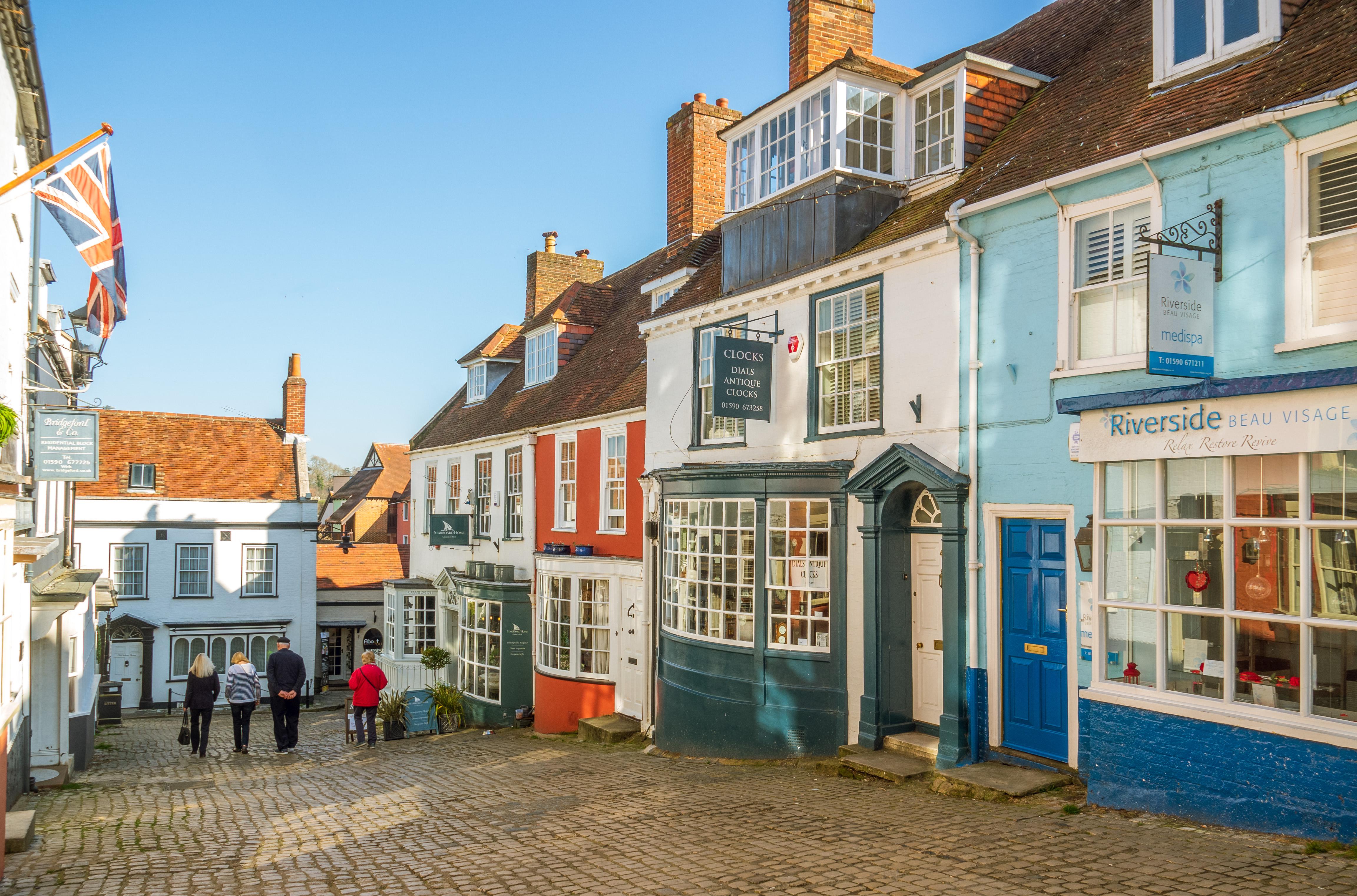 Quay Hill in Lymington, Hampshire, England. r/StreetsPorn