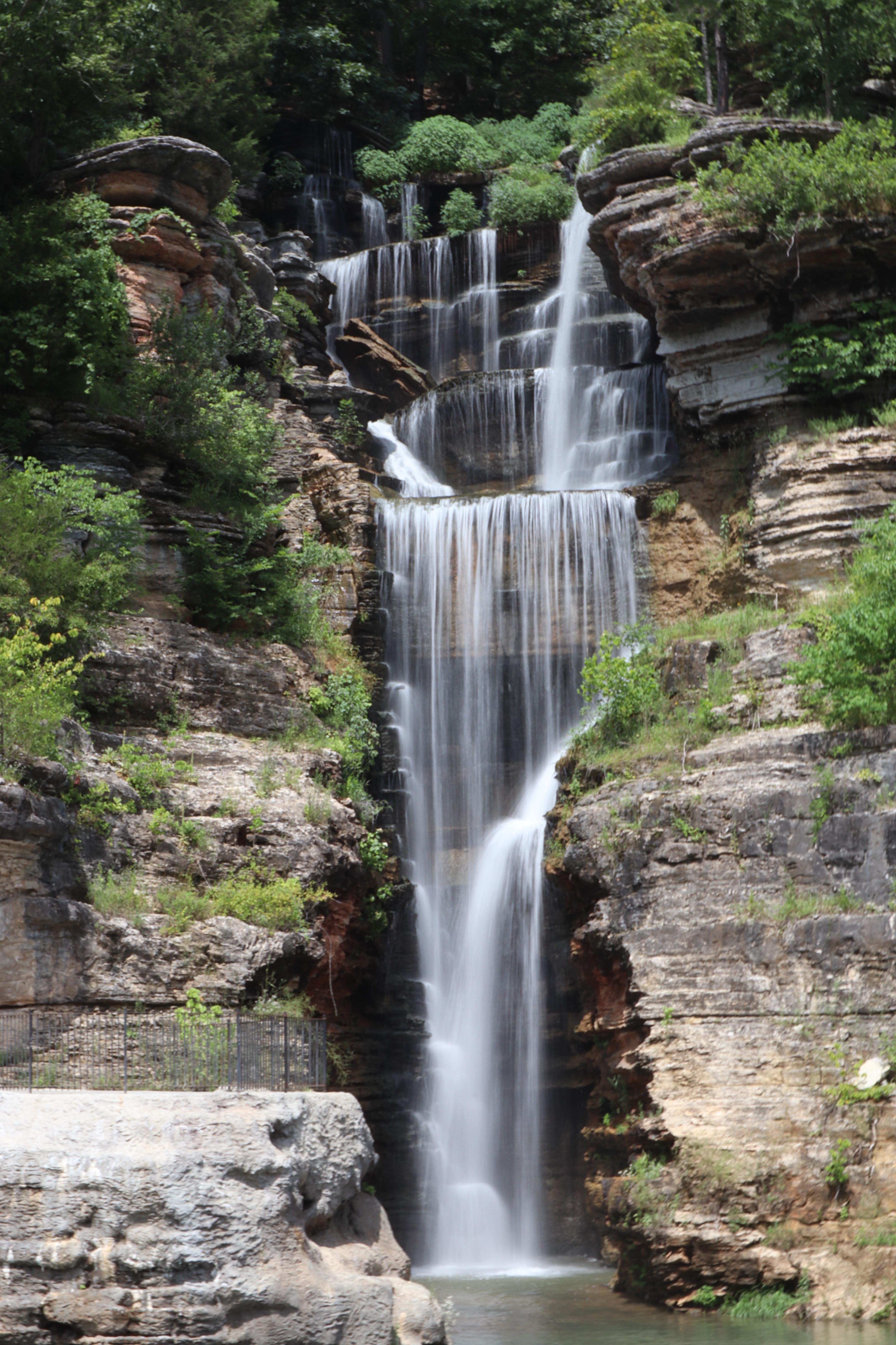 Waterfall at Dogwood Canyon (Missouri, US) [OC] [4000 x 6000] r/EarthPorn